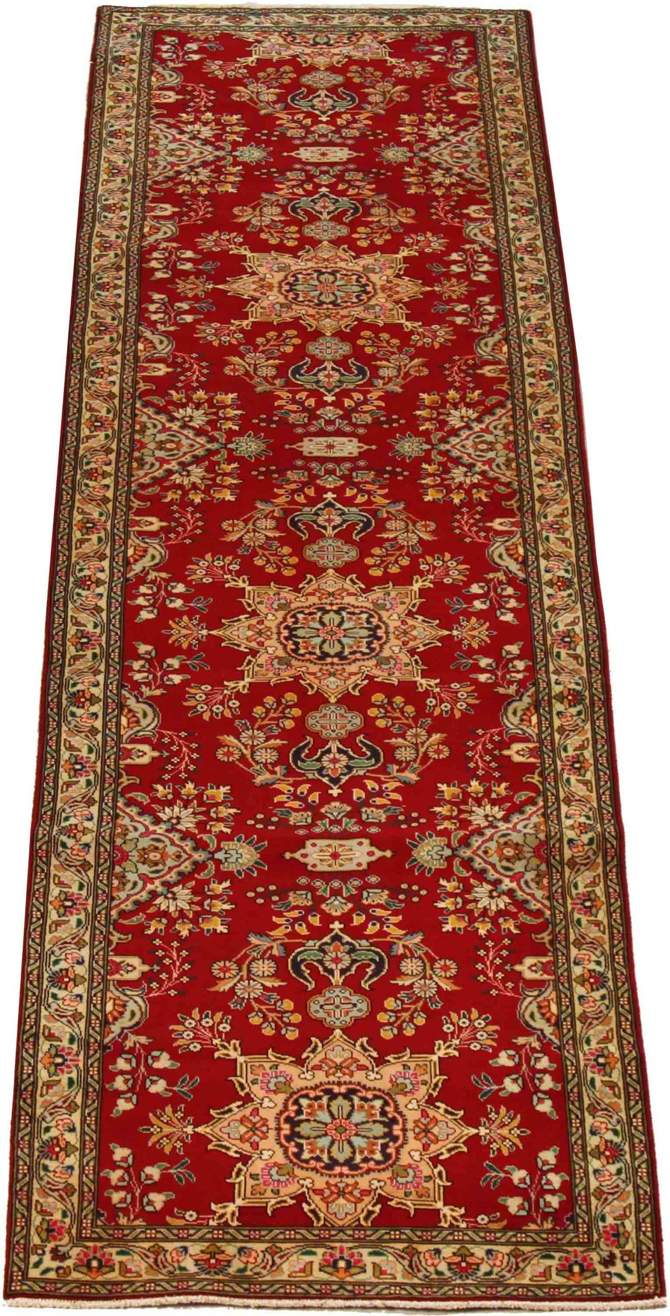 Scopri l'eleganza del Tabriz persiano, caratterizzato da una splendida lavorazione artigianale del 1880 circa. Progettato con una meticolosa attenzione ai dettagli, questo design esclusivo è perfetto per valorizzare il tuo spazio.