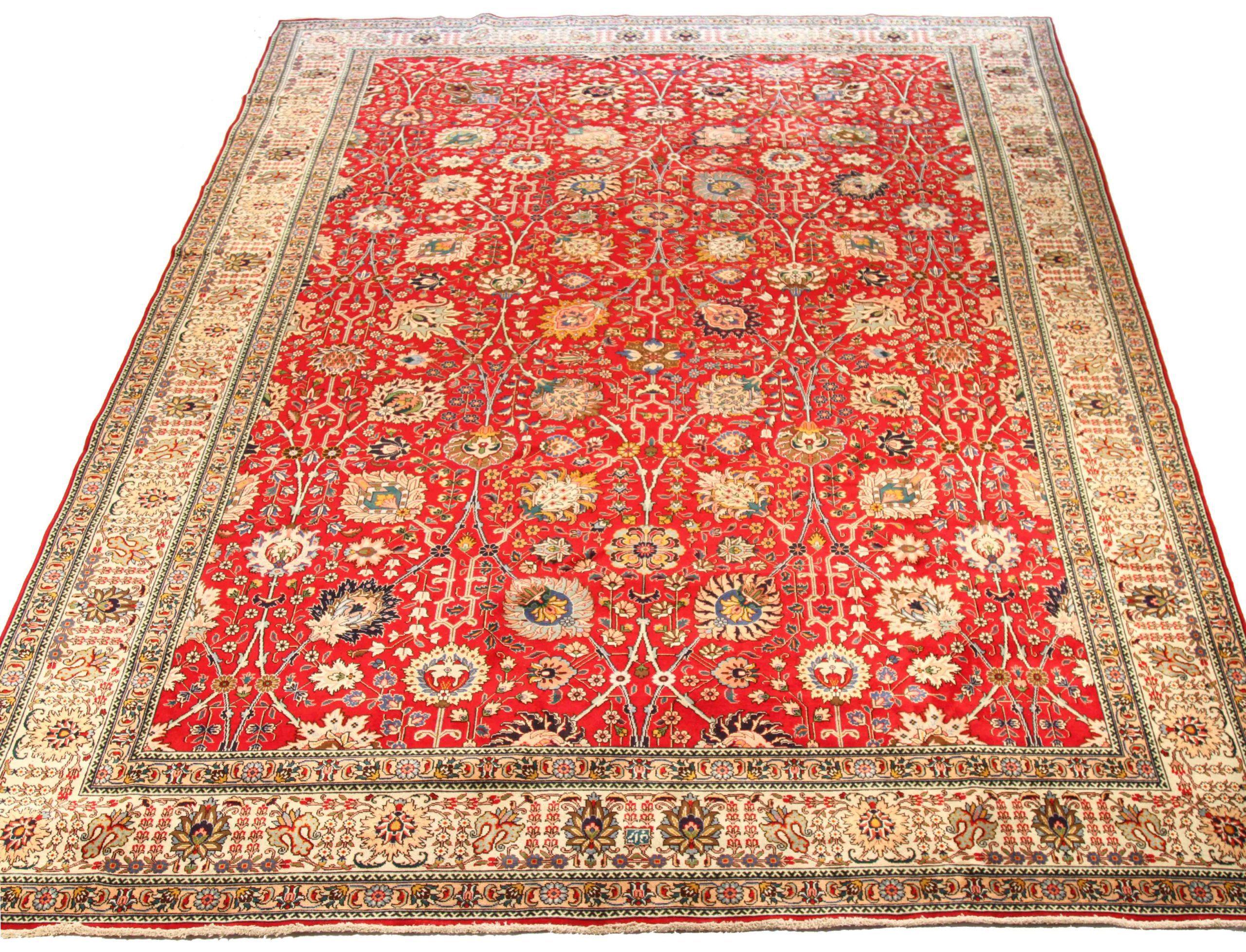 Scopri l'eleganza del Tabriz persiano, caratterizzato da una splendida lavorazione artigianale del 1880 circa. Progettato con una meticolosa attenzione ai dettagli, questo design esclusivo è perfetto per valorizzare il tuo spazio.