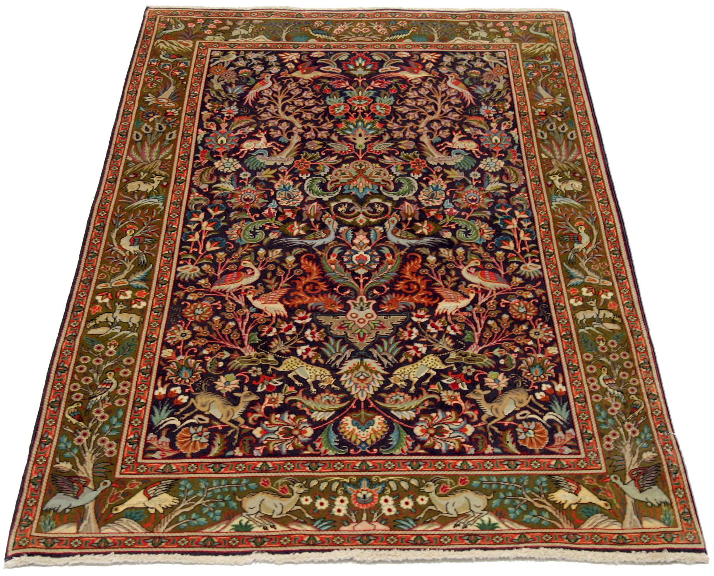 Découvrez l'élégance du Tabriz persan, qui se caractérise par un magnifique travail d'artisanat dans les années 1880. Conçu avec une attention méticuleuse aux détails, ce design exclusif est parfait pour mettre en valeur votre espace.