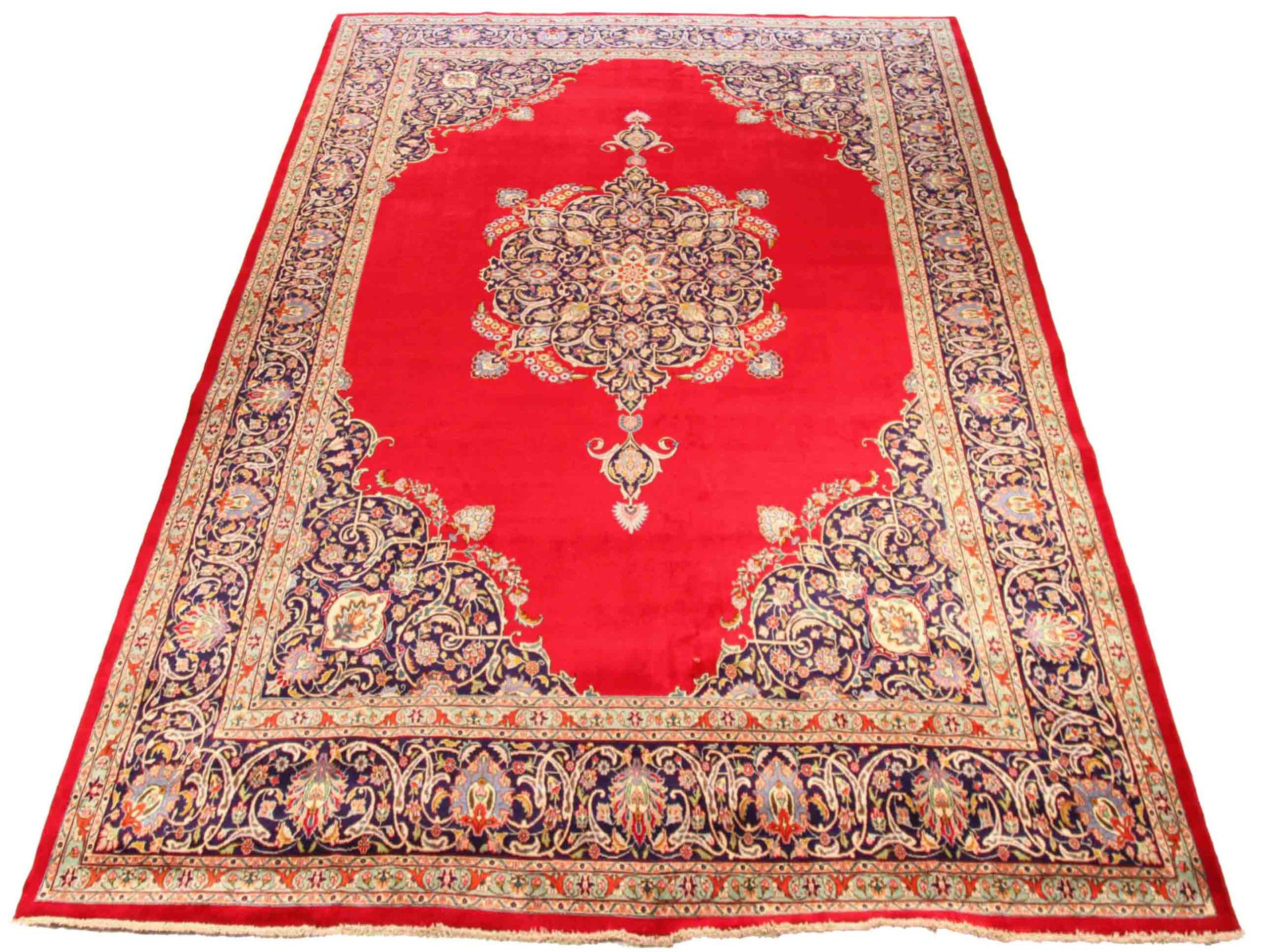 Scopri l'eleganza del Tabriz persiano, caratterizzato da una splendida lavorazione artigianale del 1880 circa. Progettato con una meticolosa attenzione ai dettagli, questo design esclusivo è perfetto per valorizzare il tuo spazio.