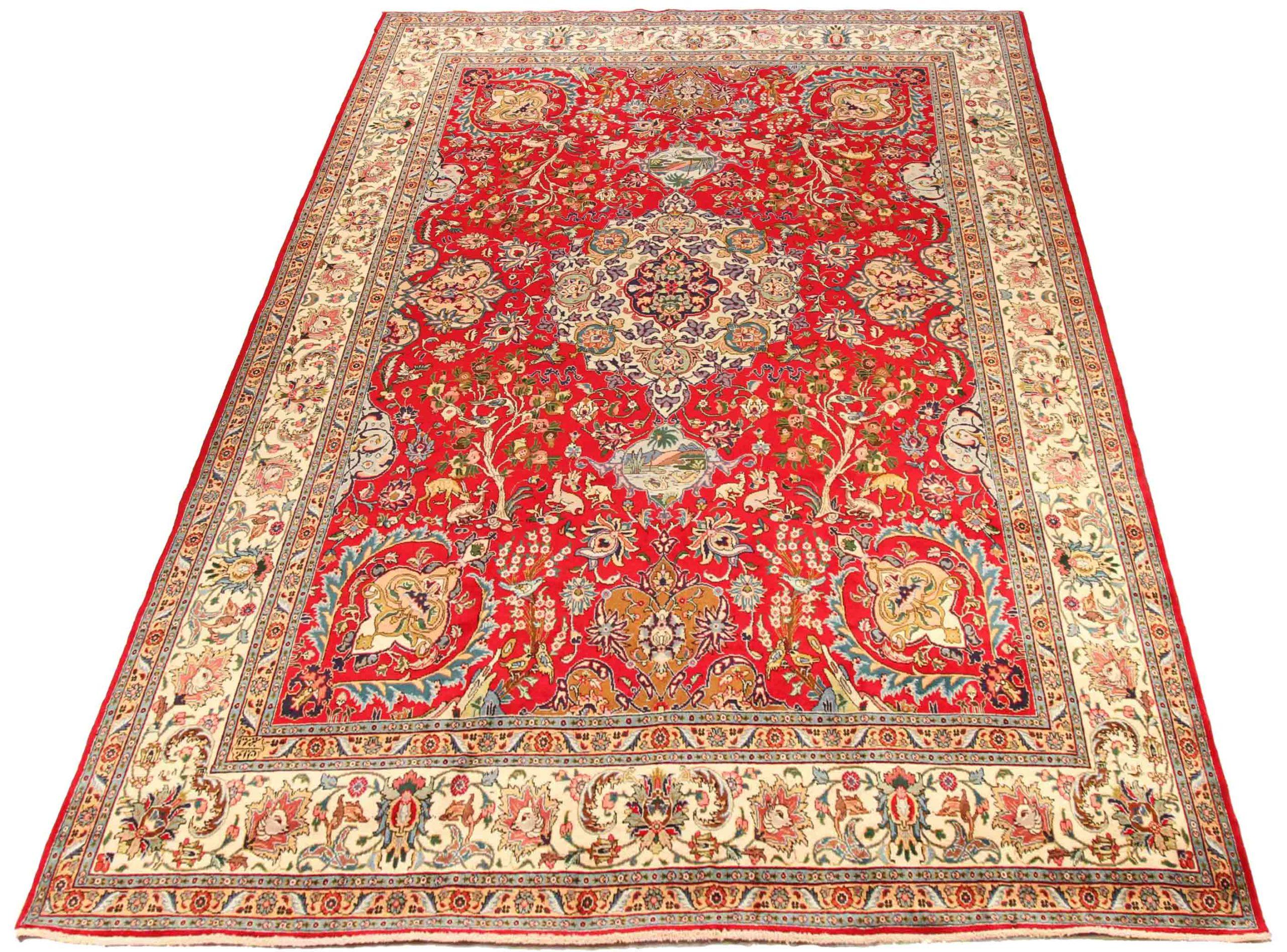 Découvrez l'élégance du Tabriz persan, qui se caractérise par un magnifique travail d'artisanat dans les années 1880. Conçu avec une attention méticuleuse aux détails, ce design exclusif est parfait pour mettre en valeur votre espace.