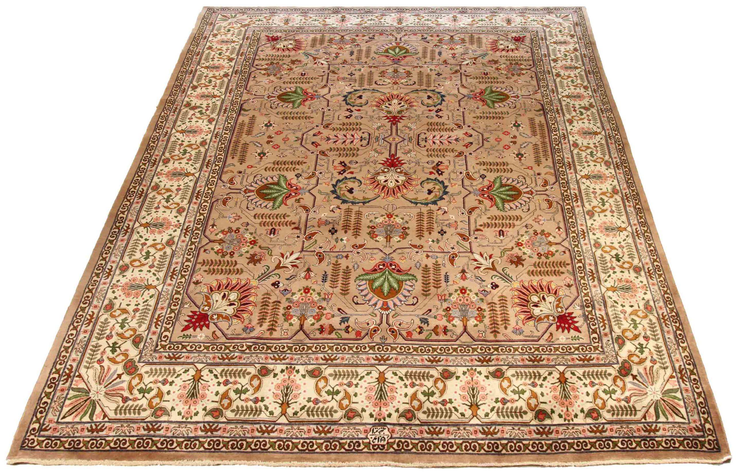 Entdecken Sie die Eleganz des persischen Tabriz mit seiner wunderschönen Handwerkskunst um 1880. Dieses exklusive Design, das mit viel Liebe zum Detail entworfen wurde, ist perfekt, um Ihren Raum zu verschönern.