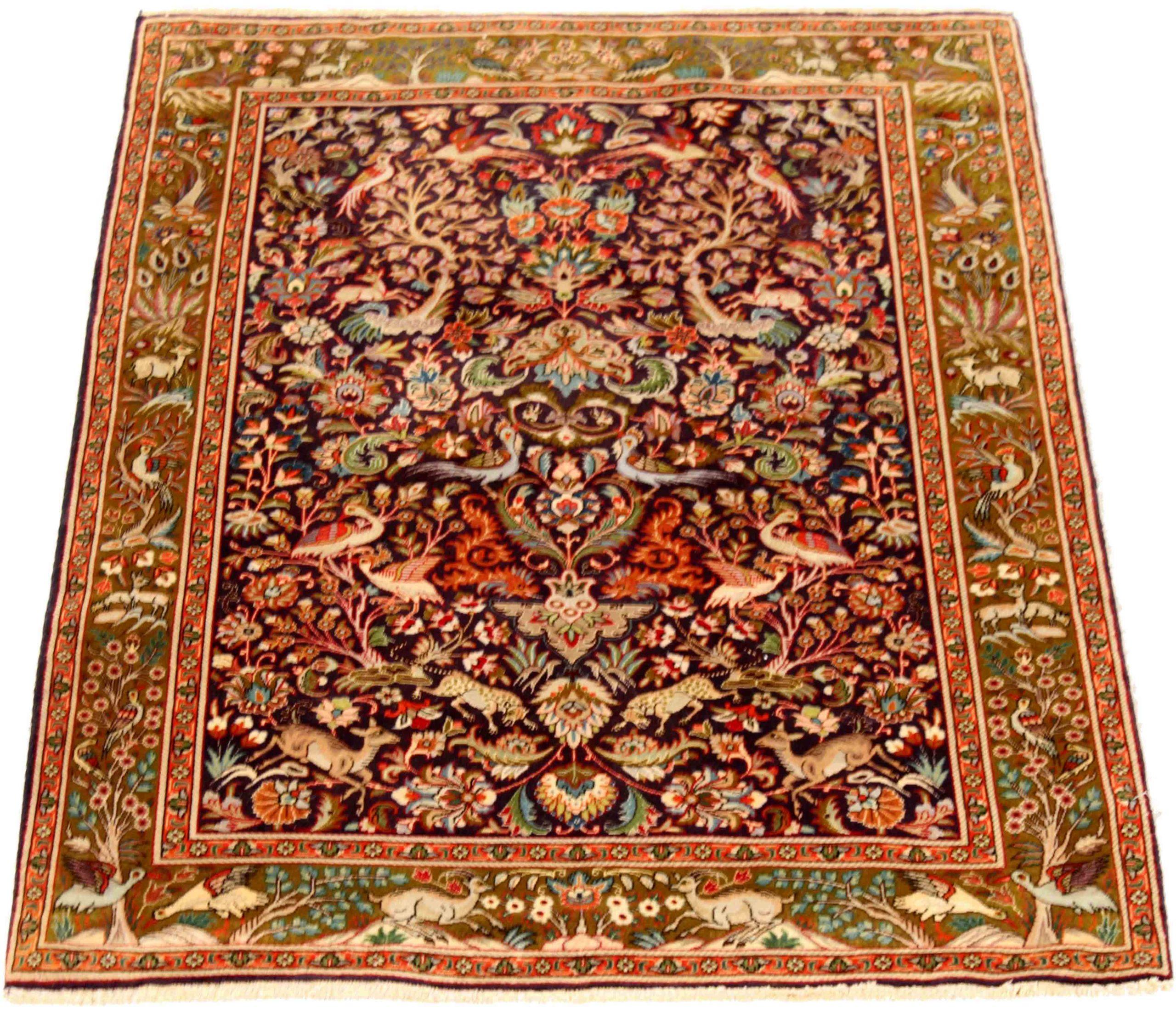 Scopri l'eleganza del Tabriz persiano, caratterizzato da una splendida lavorazione artigianale del 1880 circa. Progettato con una meticolosa attenzione ai dettagli, questo design esclusivo è perfetto per valorizzare il tuo spazio.