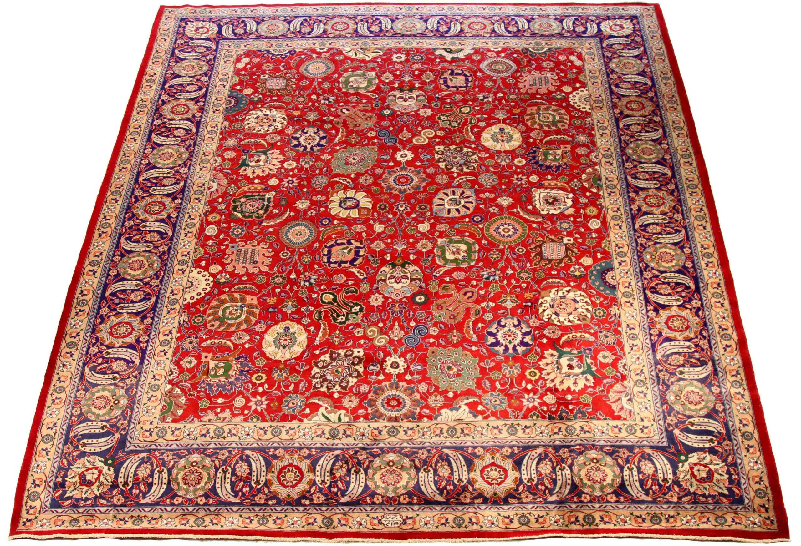 Scopri l'eleganza del Tabriz persiano, caratterizzato da una splendida lavorazione artigianale del 1880 circa. Progettato con una meticolosa attenzione ai dettagli, questo design esclusivo è perfetto per valorizzare il tuo spazio.