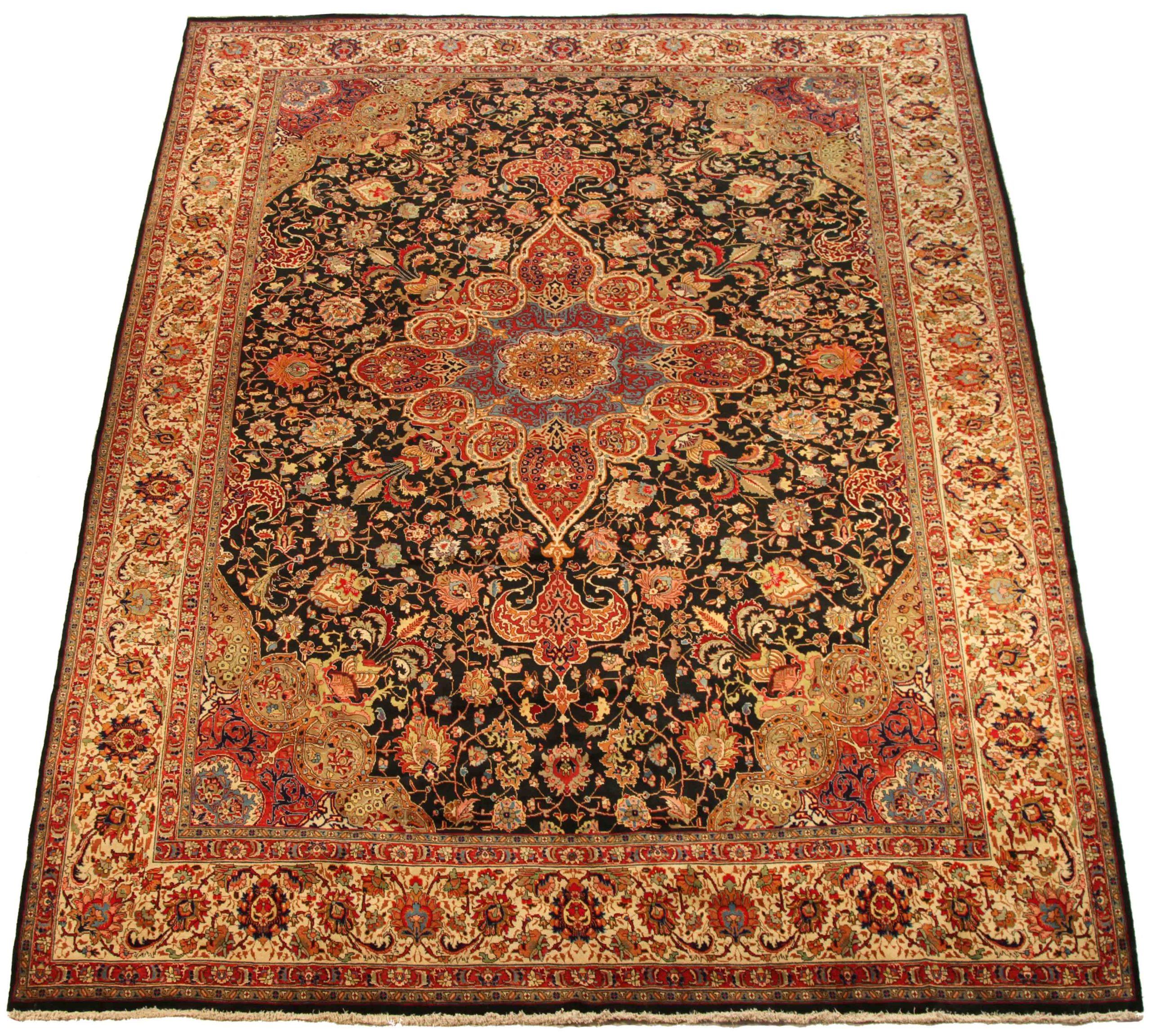 Scopri l'eleganza del Tabriz persiano, caratterizzato da una splendida lavorazione artigianale del 1880 circa. Progettato con una meticolosa attenzione ai dettagli, questo design esclusivo è perfetto per valorizzare il tuo spazio.