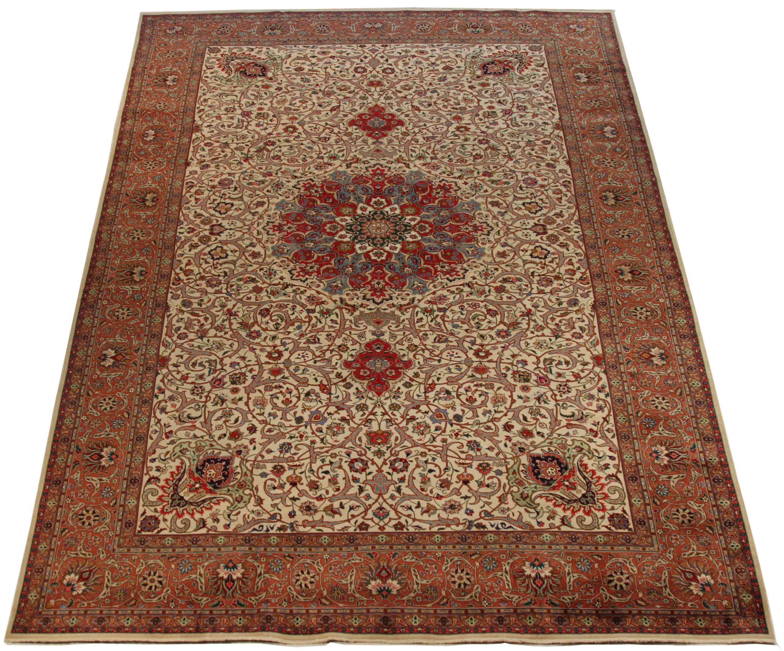 Scopri l'eleganza del Tabriz persiano, caratterizzato da una splendida lavorazione artigianale del 1880 circa. Progettato con una meticolosa attenzione ai dettagli, questo design esclusivo è perfetto per valorizzare il tuo spazio.
