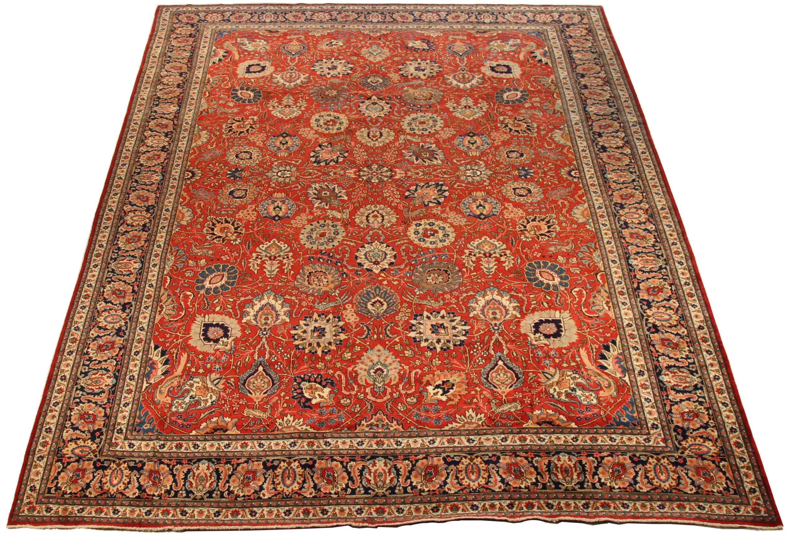 Scopri l'eleganza del Tabriz persiano, caratterizzato da una splendida lavorazione artigianale del 1880 circa. Progettato con una meticolosa attenzione ai dettagli, questo design esclusivo è perfetto per valorizzare il tuo spazio.