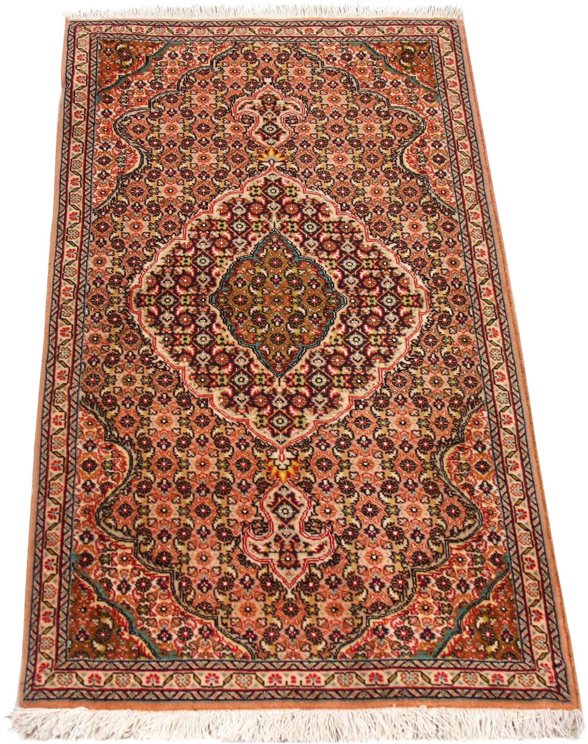 Scopri l'eleganza del Tabriz persiano, caratterizzato da una splendida lavorazione artigianale del 1880 circa. Progettato con una meticolosa attenzione ai dettagli, questo design esclusivo è perfetto per valorizzare il tuo spazio.