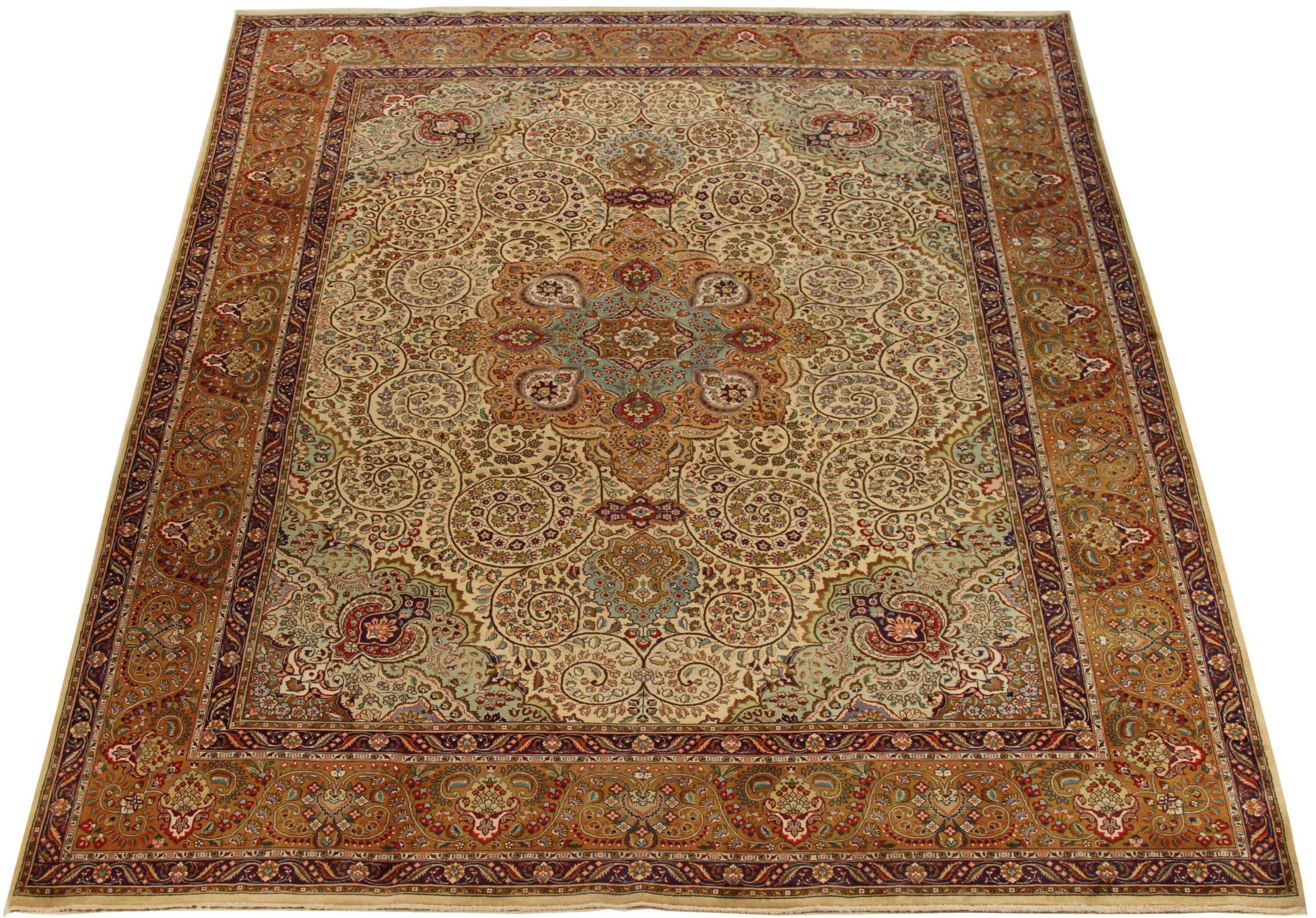 Scopri l'eleganza del Tabriz persiano, caratterizzato da una splendida lavorazione artigianale del 1880 circa. Progettato con una meticolosa attenzione ai dettagli, questo design esclusivo è perfetto per valorizzare il tuo spazio.