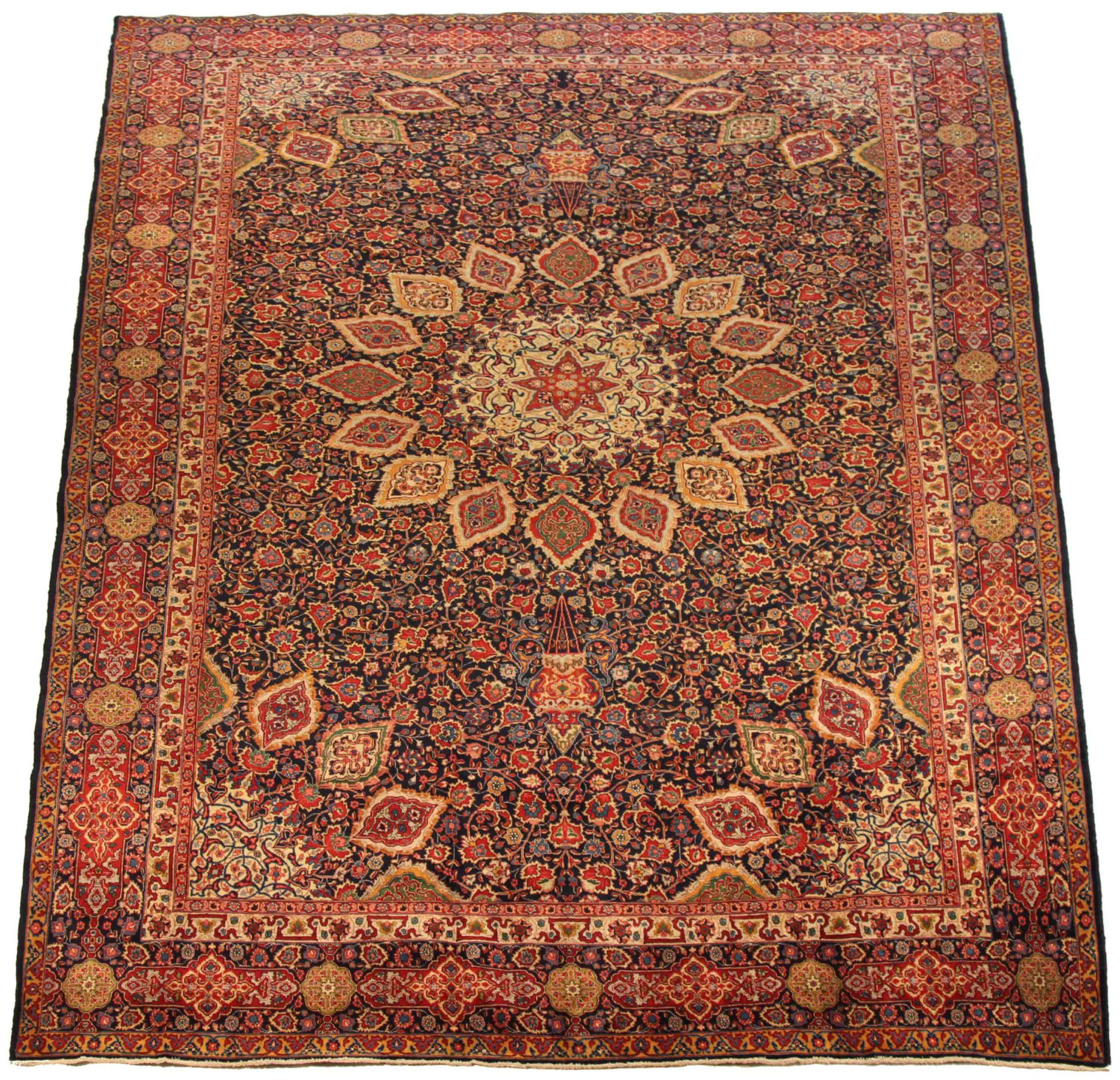 Scopri l'eleganza del Tabriz persiano, caratterizzato da una splendida lavorazione artigianale del 1880 circa. Progettato con una meticolosa attenzione ai dettagli, questo design esclusivo è perfetto per valorizzare il tuo spazio.