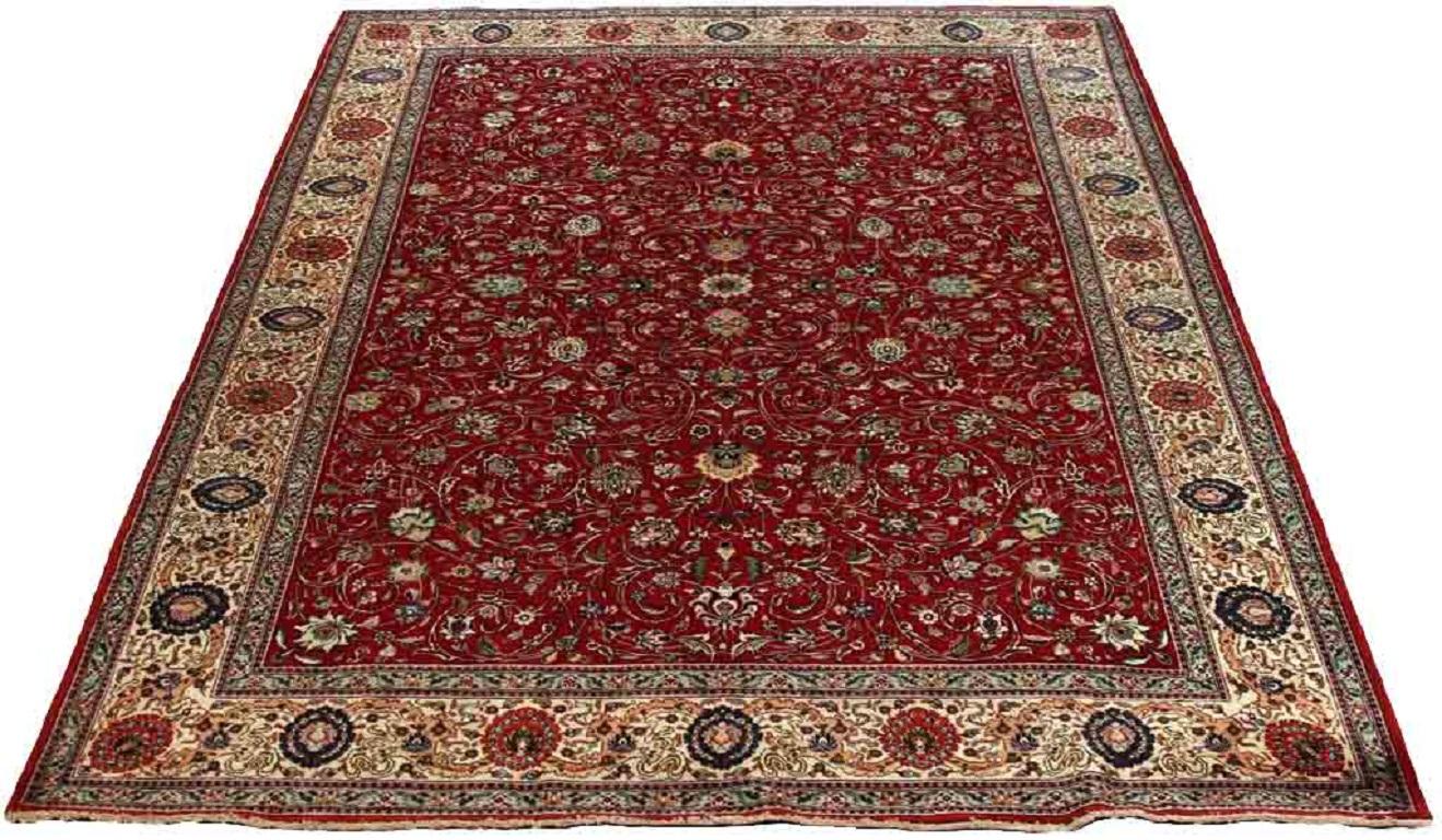 Entdecken Sie die Eleganz des persischen Tabriz mit seiner wunderschönen Handwerkskunst um 1880. Dieses exklusive Design, das mit viel Liebe zum Detail entworfen wurde, ist perfekt, um Ihren Raum zu verschönern.