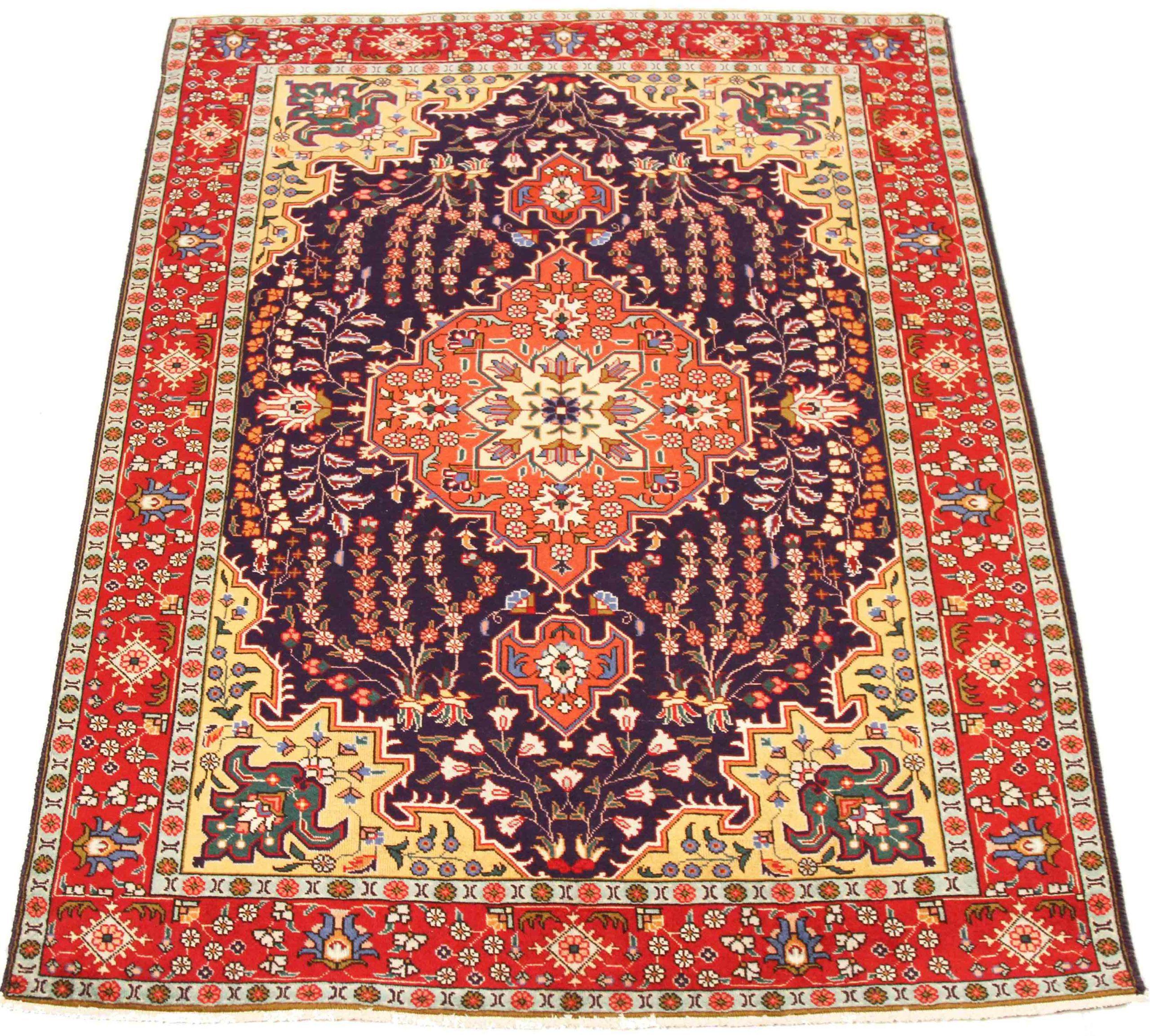 Scopri l'eleganza del Tabriz persiano, caratterizzato da una splendida lavorazione artigianale del 1880 circa. Progettato con una meticolosa attenzione ai dettagli, questo design esclusivo è perfetto per valorizzare il tuo spazio.