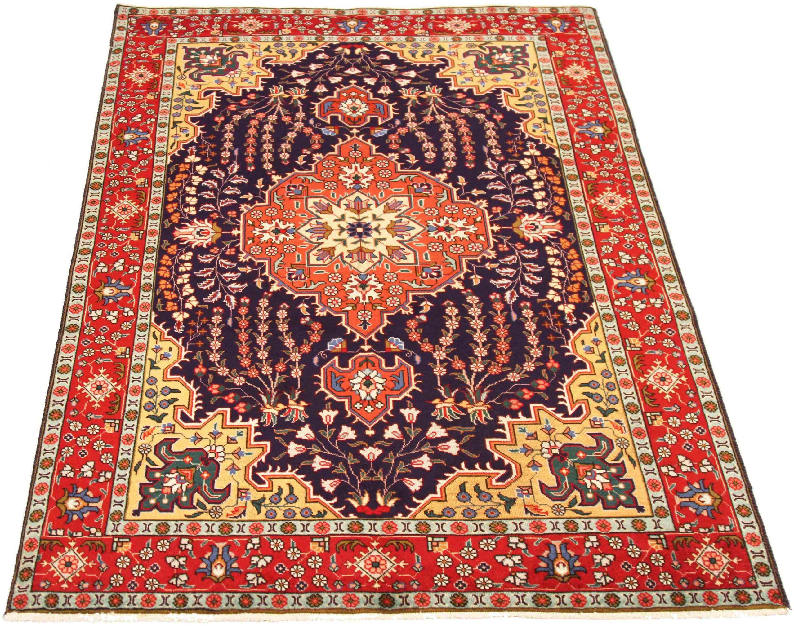 Scopri l'eleganza del Tabriz persiano, caratterizzato da una splendida lavorazione artigianale del 1880 circa. Progettato con una meticolosa attenzione ai dettagli, questo design esclusivo è perfetto per valorizzare il tuo spazio.