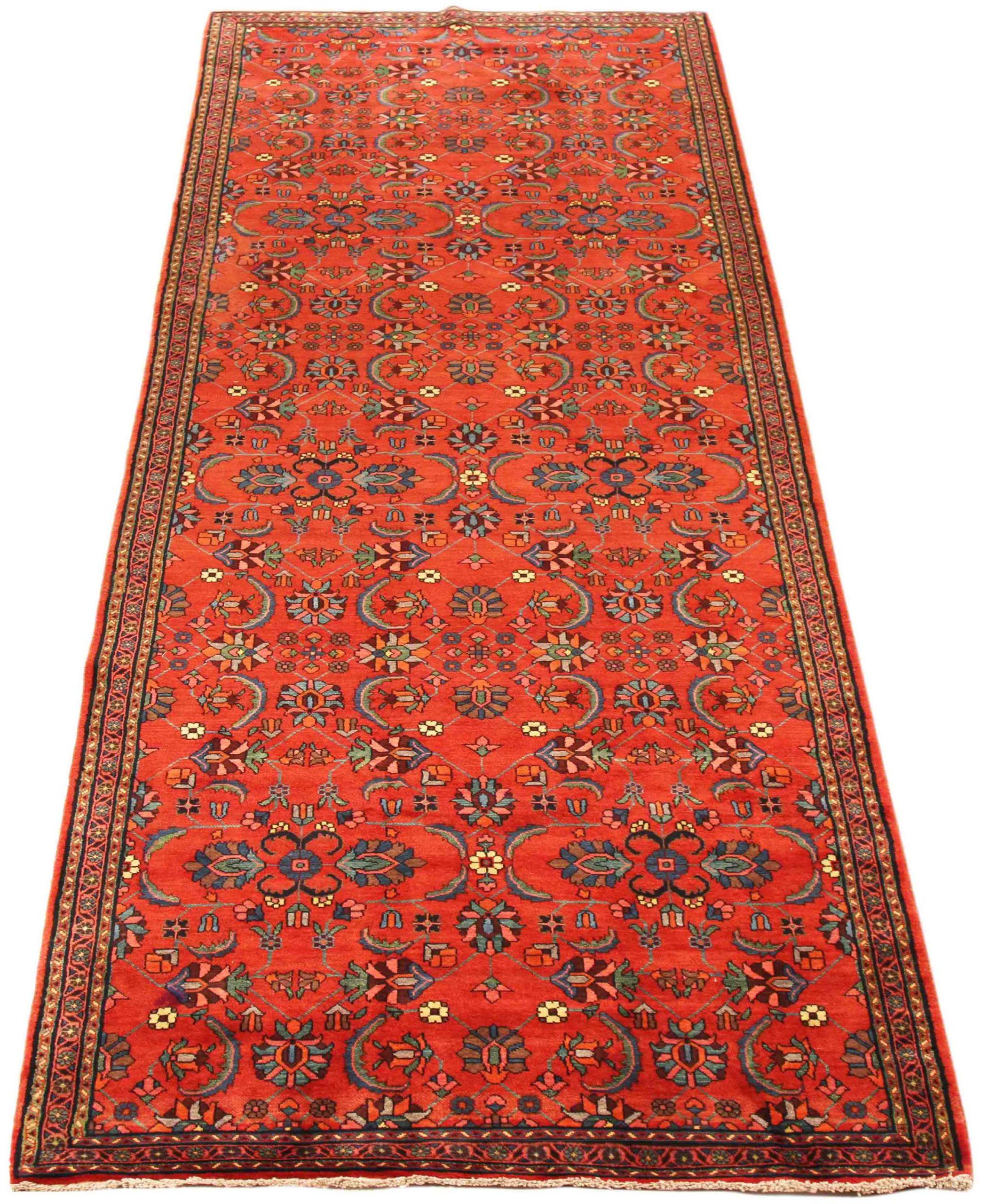 Scopri l'eleganza del Tabriz persiano, caratterizzato da una splendida lavorazione artigianale del 1880 circa. Progettato con una meticolosa attenzione ai dettagli, questo design esclusivo è perfetto per valorizzare il tuo spazio.