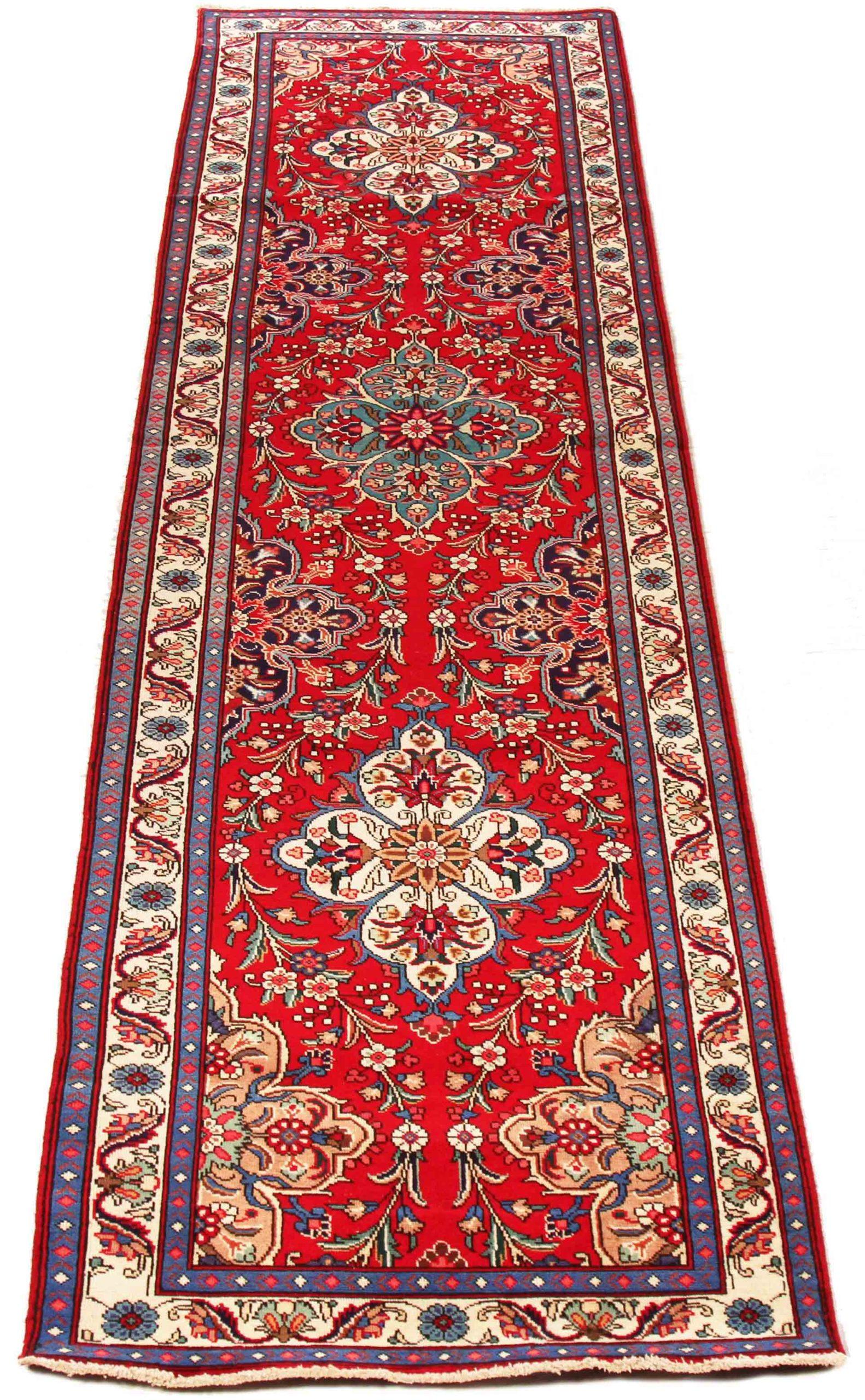 Scopri l'eleganza del Tabriz persiano, caratterizzato da una splendida lavorazione artigianale del 1880 circa. Progettato con una meticolosa attenzione ai dettagli, questo design esclusivo è perfetto per valorizzare il tuo spazio.