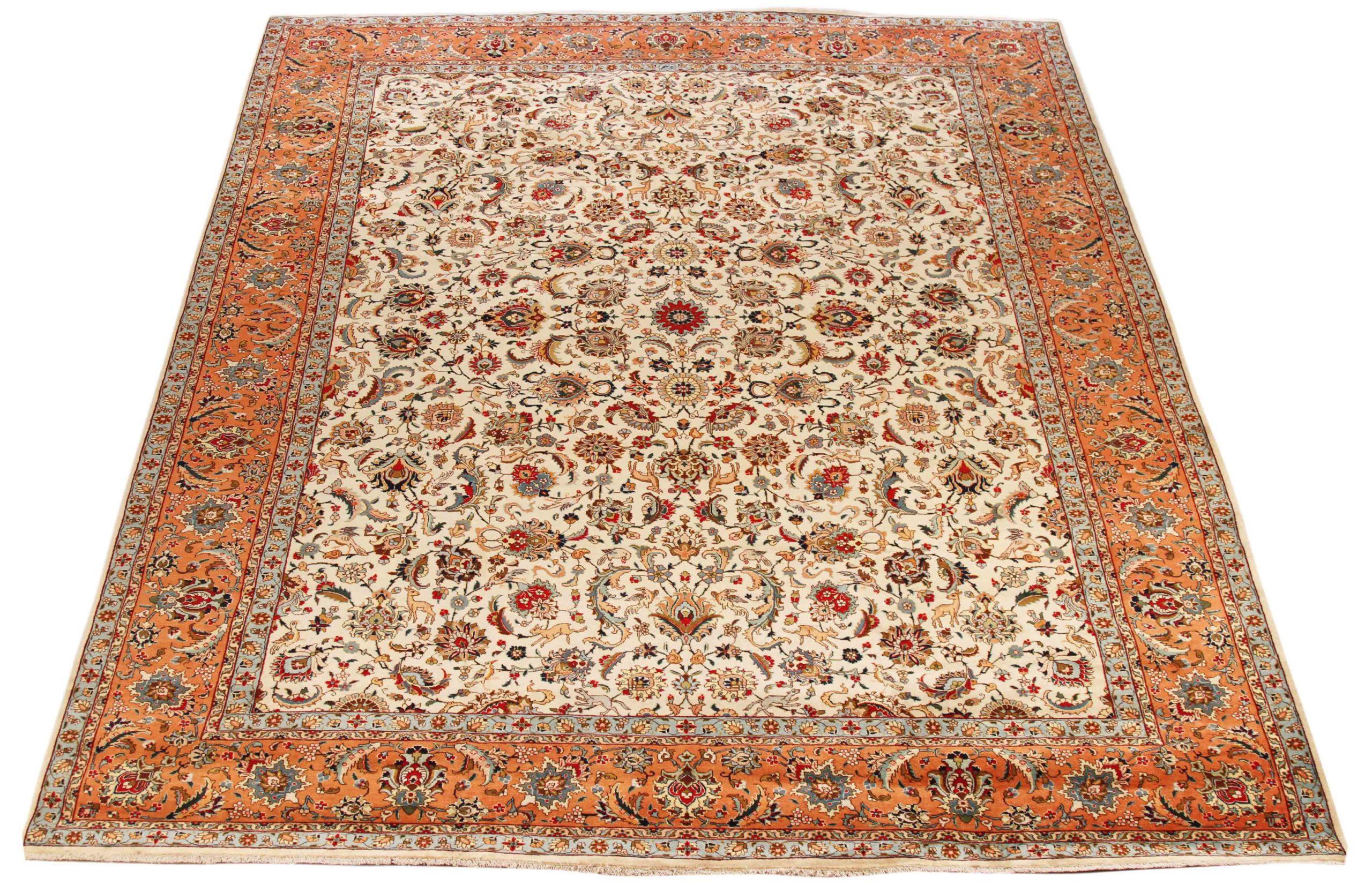 Entdecken Sie die Eleganz des persischen Tabriz mit seiner wunderschönen Handwerkskunst um 1880. Dieses exklusive Design, das mit viel Liebe zum Detail entworfen wurde, ist perfekt, um Ihren Raum zu verschönern.