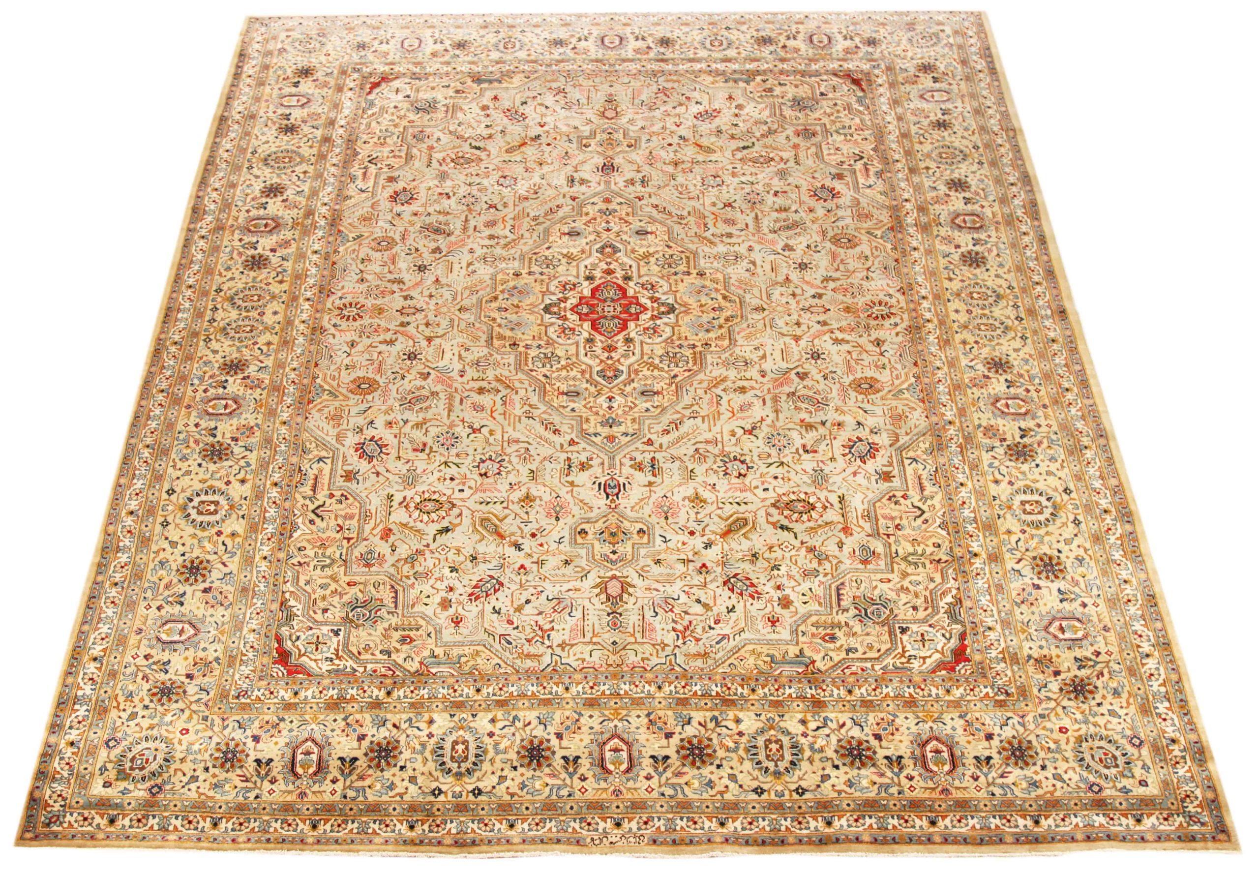 Entdecken Sie die Eleganz des persischen Tabriz mit seiner wunderschönen Handwerkskunst um 1880. Dieses exklusive Design, das mit viel Liebe zum Detail entworfen wurde, ist perfekt, um Ihren Raum zu verschönern.