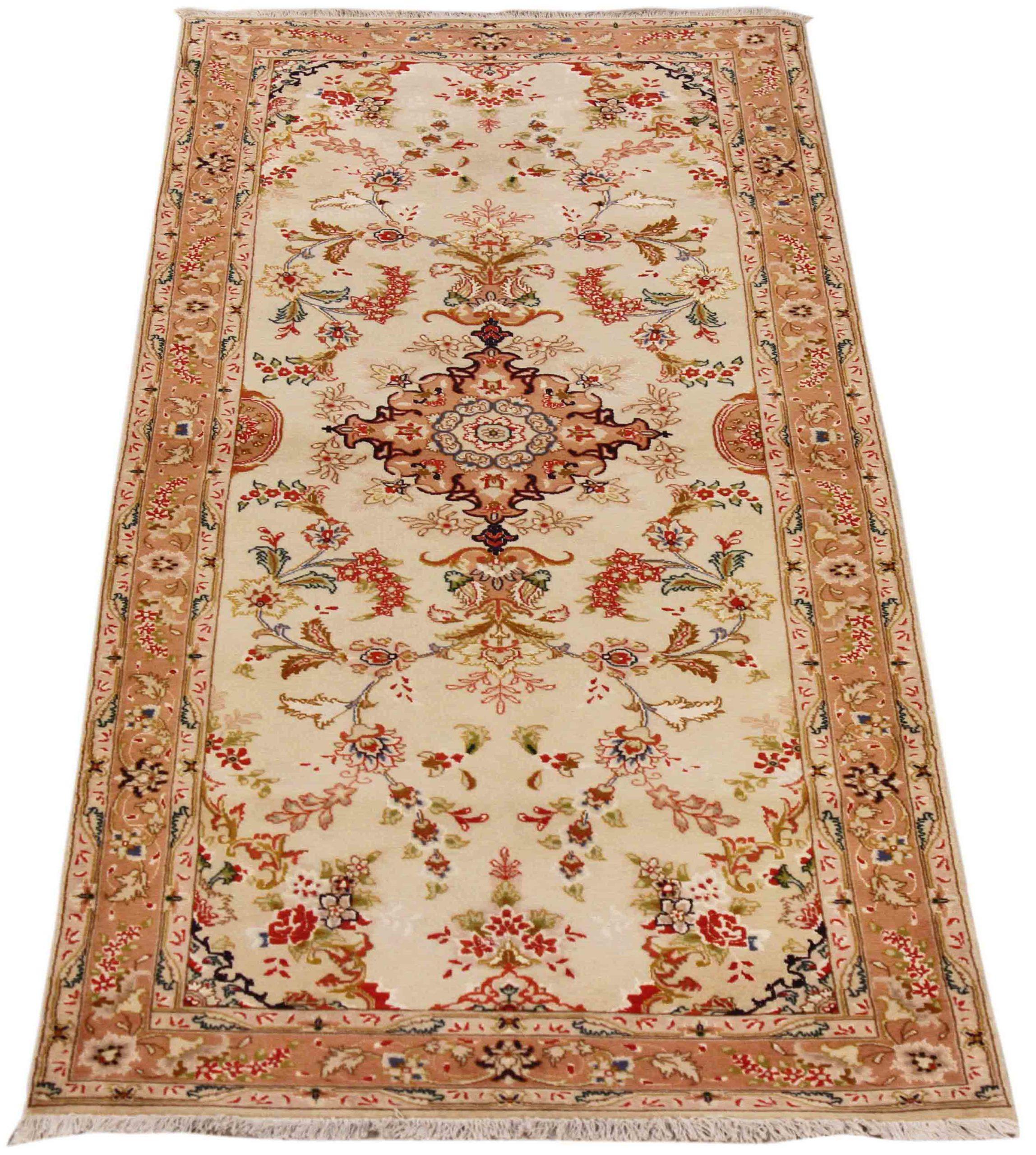 Descubre la elegancia del Tabriz persa con su bella artesanía de Circa 1880. Diseñado con meticulosa atención al detalle, este diseño exclusivo es perfecto para realzar tu espacio.