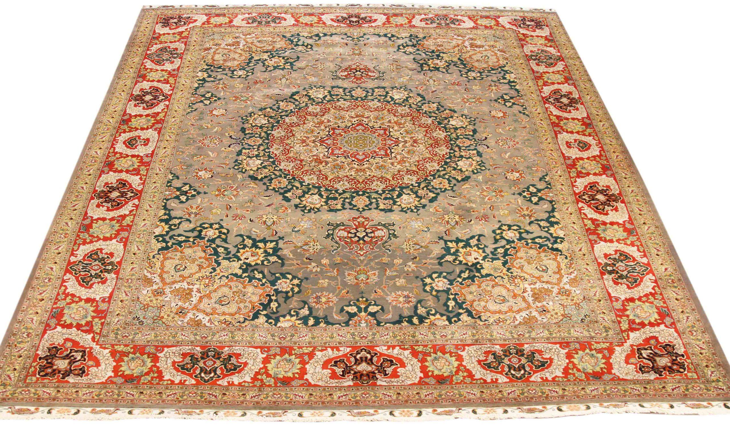 Entdecken Sie die Eleganz des persischen Tabriz mit seiner wunderschönen Handwerkskunst um 1880. Dieses exklusive Design, das mit viel Liebe zum Detail entworfen wurde, ist perfekt, um Ihren Raum zu verschönern.