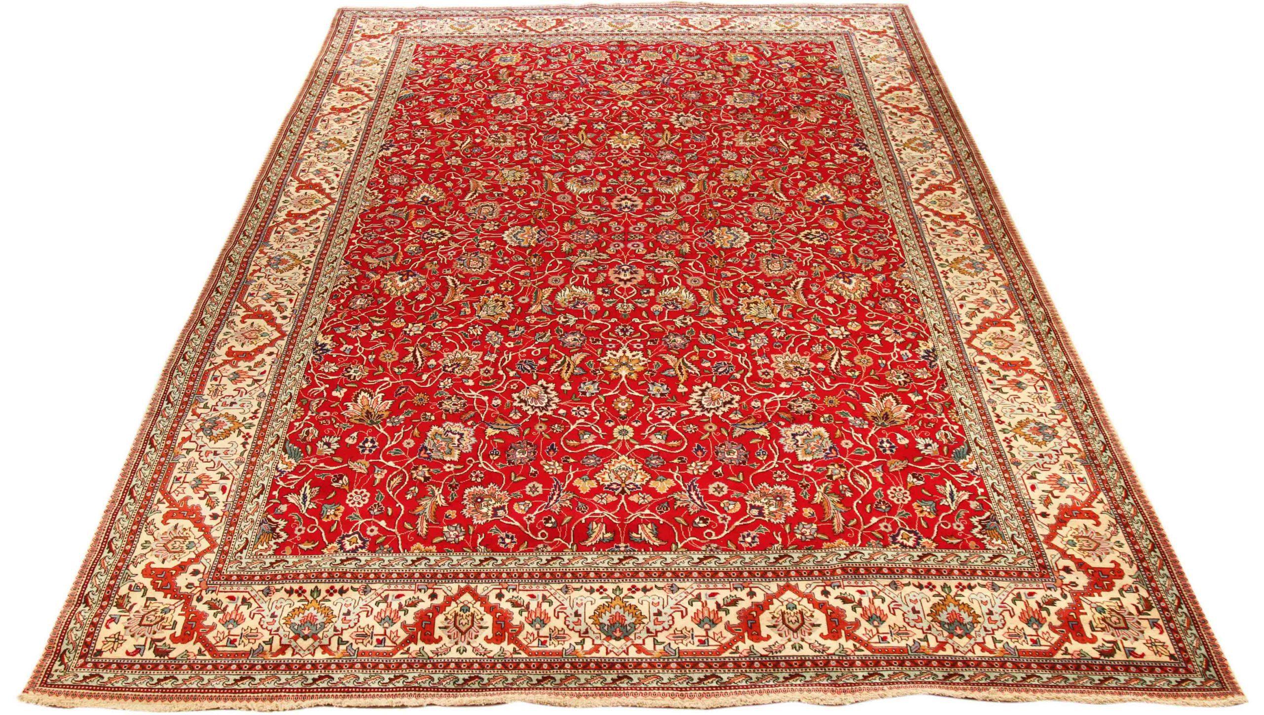Scopri l'eleganza del Tabriz persiano, caratterizzato da una splendida lavorazione artigianale del 1880 circa. Progettato con una meticolosa attenzione ai dettagli, questo design esclusivo è perfetto per valorizzare il tuo spazio.