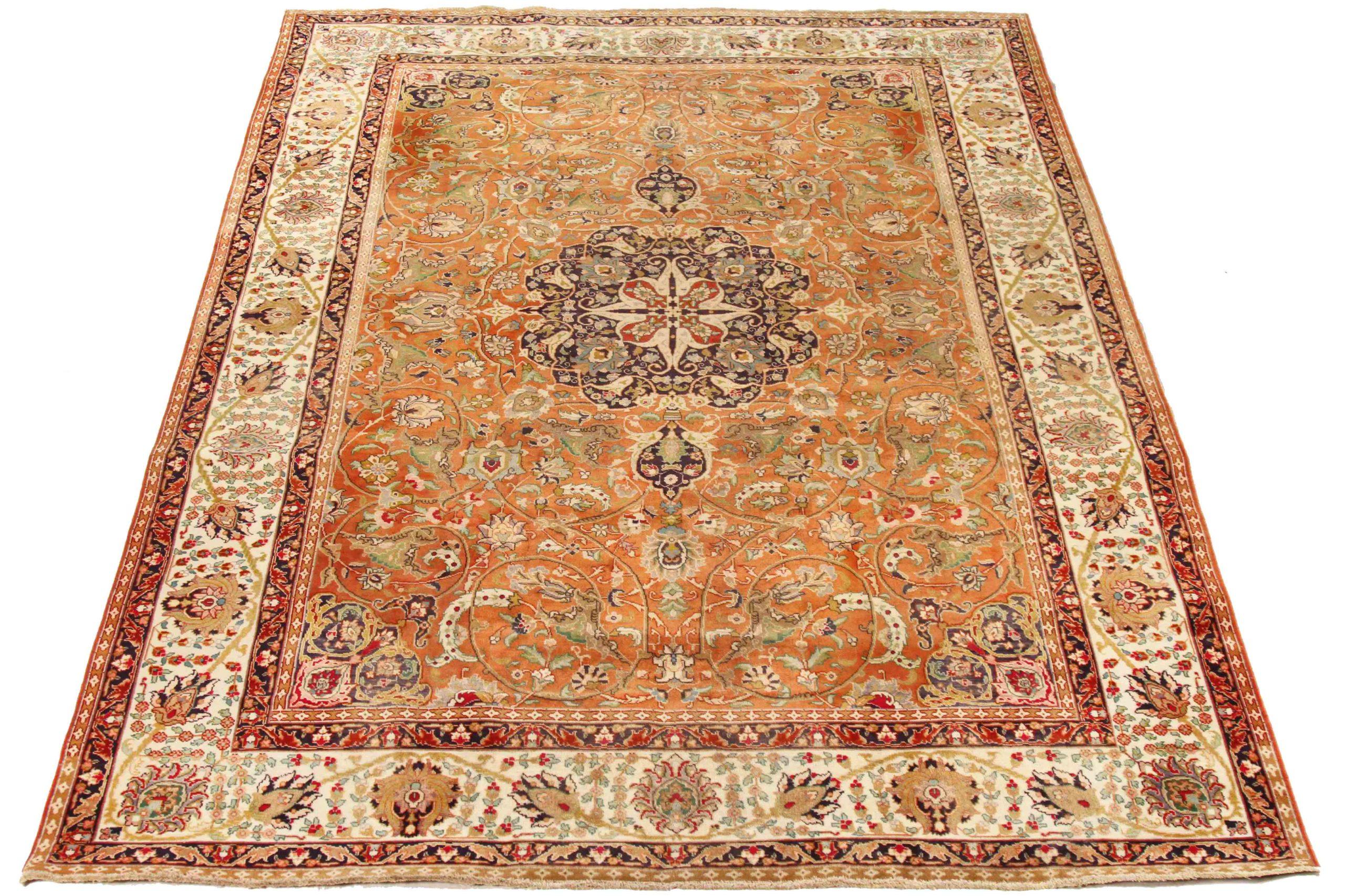 Scopri l'eleganza del Tabriz persiano, caratterizzato da una splendida lavorazione artigianale del 1880 circa. Progettato con una meticolosa attenzione ai dettagli, questo design esclusivo è perfetto per valorizzare il tuo spazio.