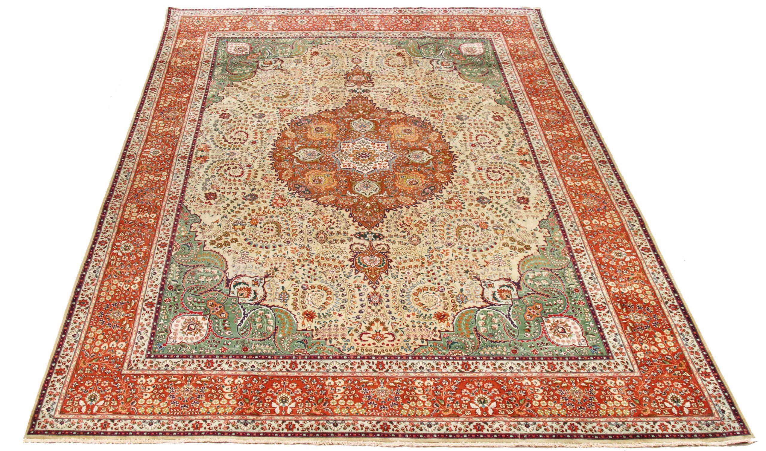 Scopri l'eleganza del Tabriz persiano, caratterizzato da una splendida lavorazione artigianale del 1880 circa. Progettato con una meticolosa attenzione ai dettagli, questo design esclusivo è perfetto per valorizzare il tuo spazio.