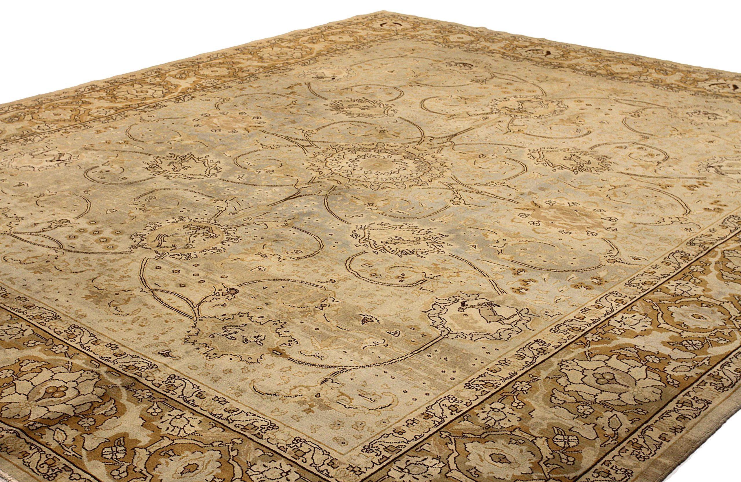 Scopri l'eleganza del Tabriz persiano, caratterizzato da una splendida lavorazione artigianale del 1990 circa. Progettato con una meticolosa attenzione ai dettagli, questo design esclusivo è perfetto per valorizzare il tuo spazio.