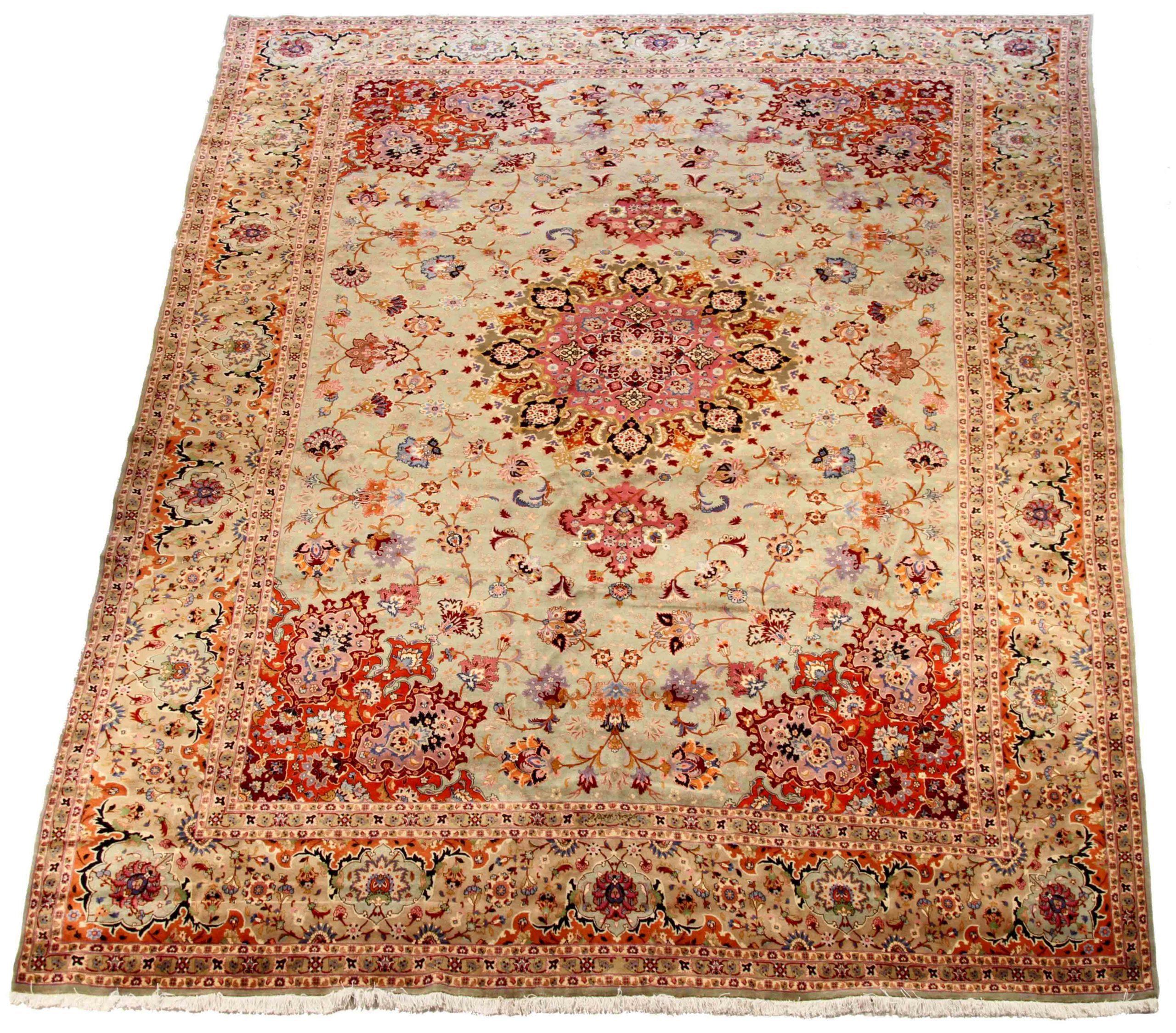 Entdecken Sie die Eleganz des persischen Tabriz mit seiner wunderschönen Handwerkskunst um 1990. Dieses exklusive Design, das mit viel Liebe zum Detail entworfen wurde, ist perfekt, um Ihren Raum zu verschönern.