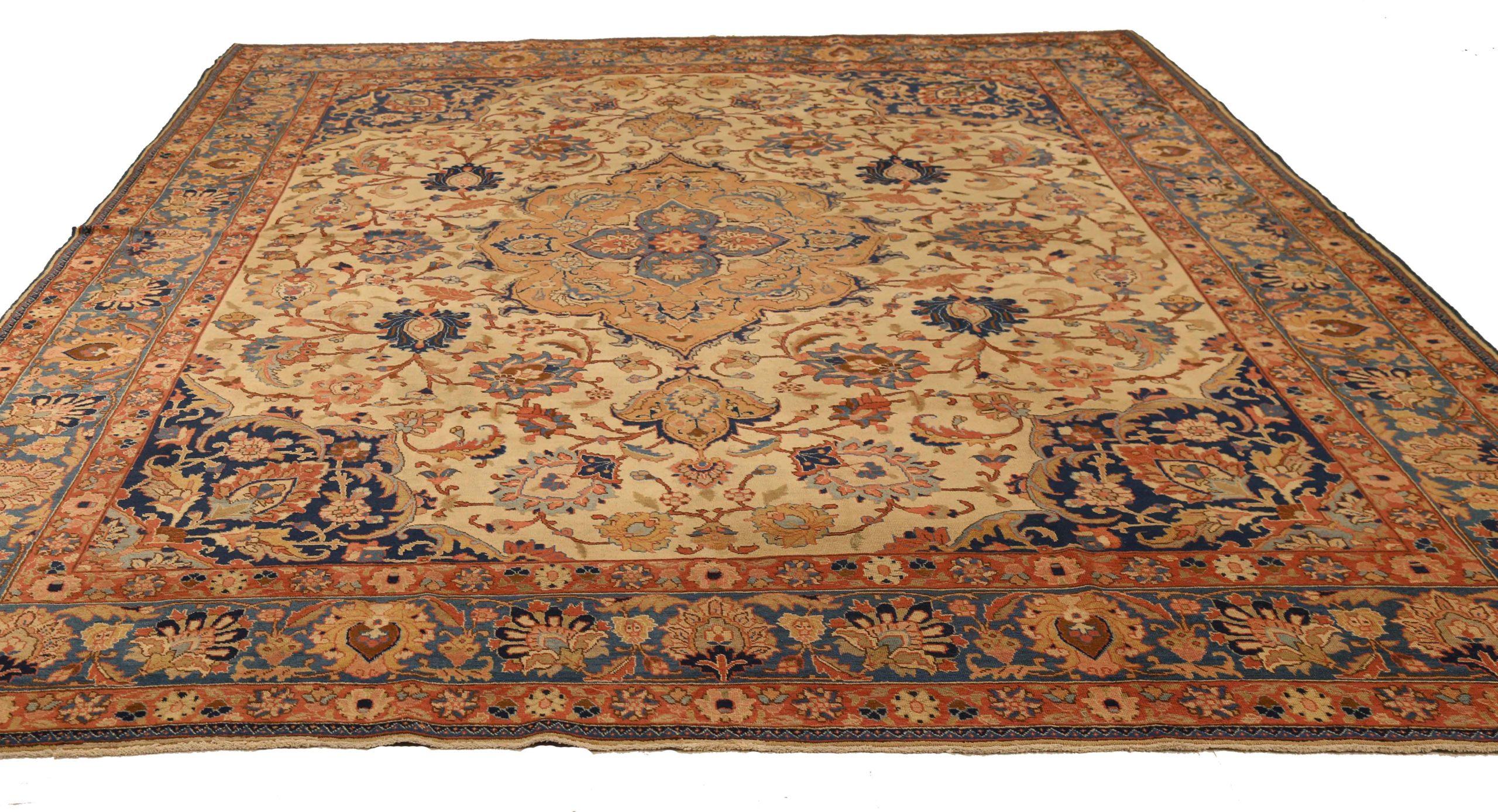 Scopri l'eleganza del Tabriz persiano, caratterizzato da una splendida lavorazione artigianale. Progettato con una meticolosa attenzione ai dettagli, questo design esclusivo è perfetto per valorizzare il tuo spazio.
