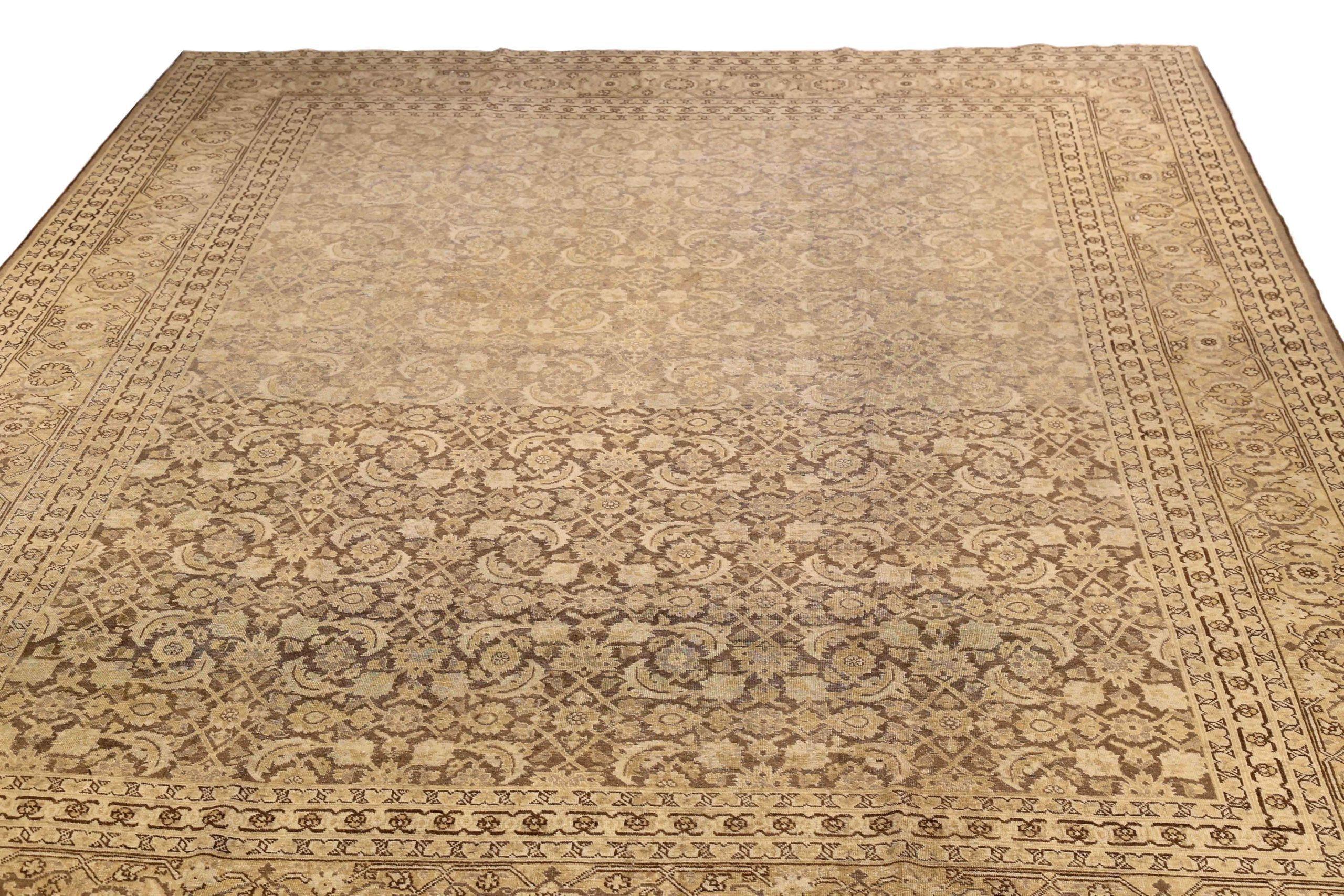 Entdecken Sie die Eleganz des persischen Tabriz mit seiner wunderschönen Handwerkskunst. Dieses exklusive Design, das mit viel Liebe zum Detail entworfen wurde, ist perfekt, um Ihren Raum zu verschönern.
