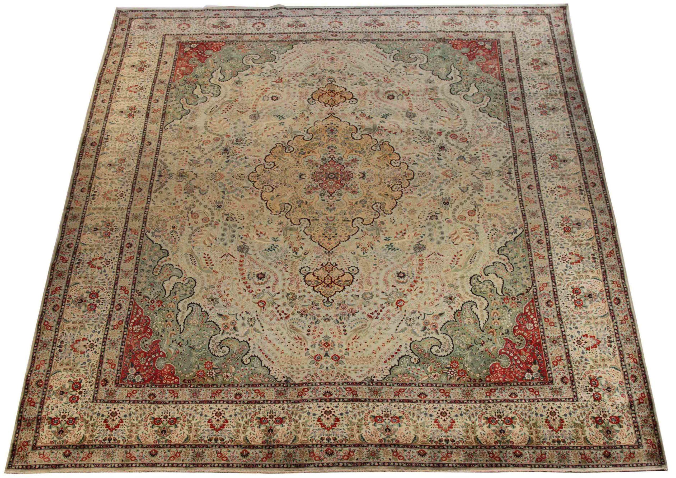 Scopri l'eleganza del Tabriz persiano, caratterizzato da una splendida lavorazione artigianale. Progettato con una meticolosa attenzione ai dettagli, questo design esclusivo è perfetto per valorizzare il tuo spazio.