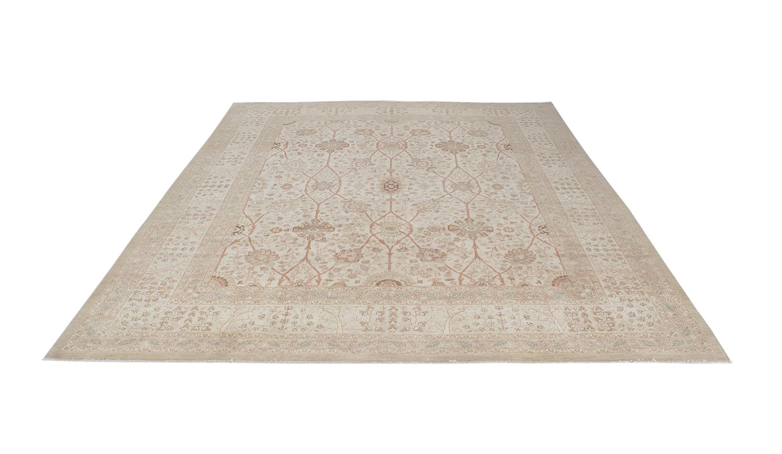 Perse Tapis Persan Tabriz style Hadji Jalili noué à la main dans les tons ivoire et camel en vente