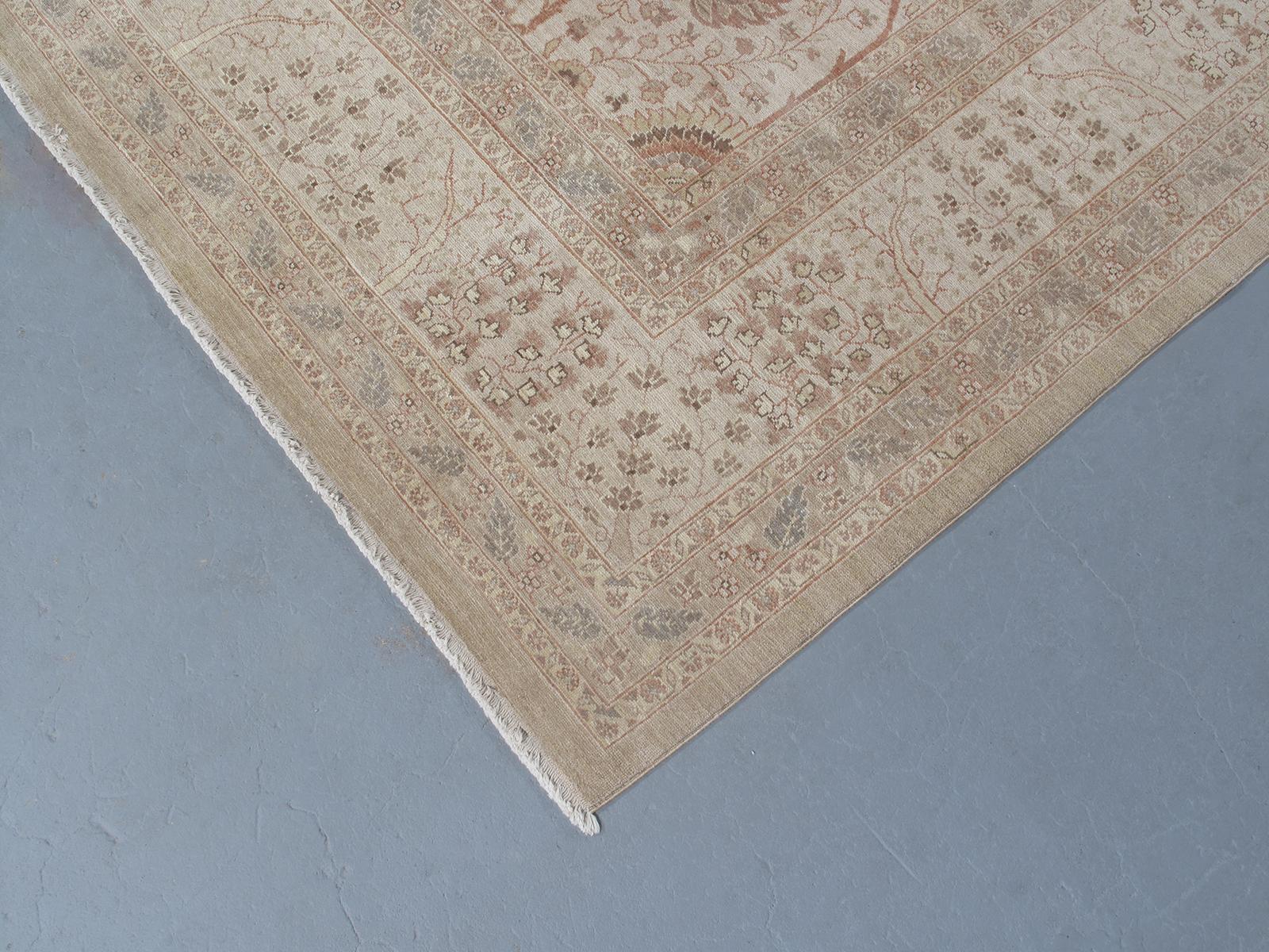 Tapis Persan Tabriz style Hadji Jalili noué à la main dans les tons ivoire et camel Neuf - En vente à New York, NY