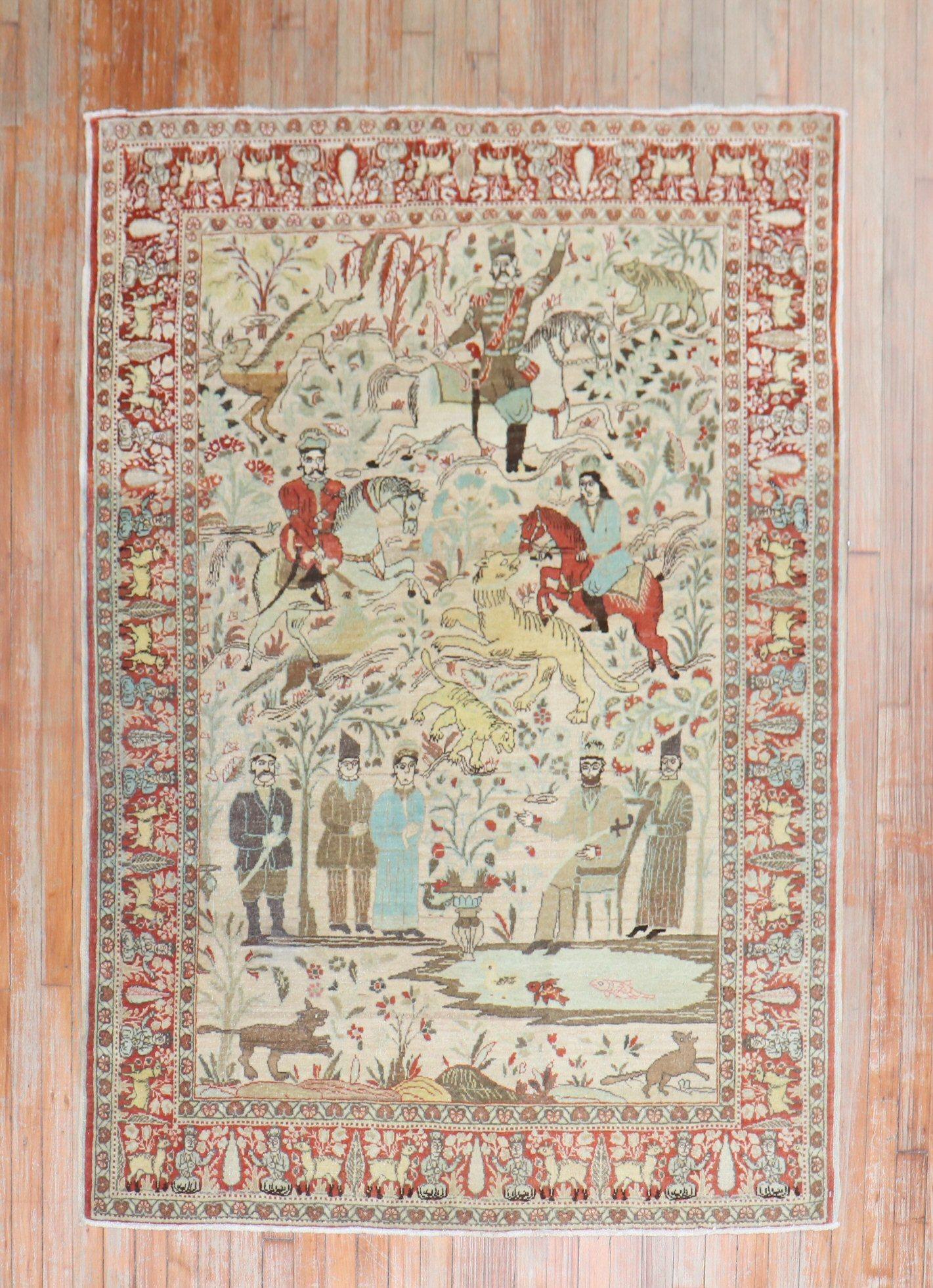 Tapis Tabriz Persan ancien de taille dispersée avec un motif pictural de chasse d'animaux du 1er quart du 20ème siècle.

Mesures : 4'6'' x 6'.