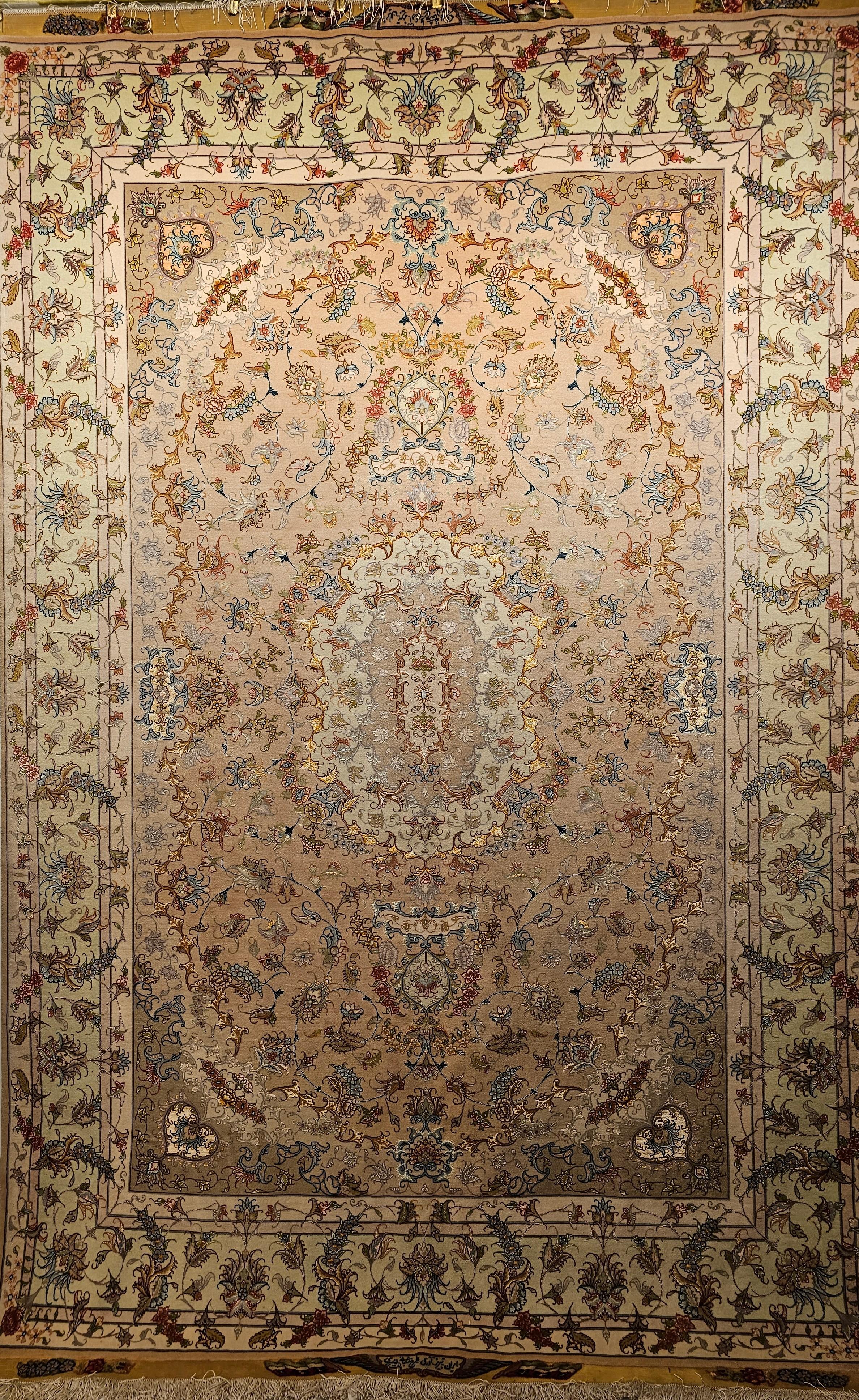 Ein exquisites Beispiel persischer Kunstfertigkeit: Dieser authentische, raumhohe Täbriz-Teppich zeigt ein zartes Blumenmuster, das auf einem Seidenfond gewebt ist und im gesamten Flor mit Seidenakzenten versehen ist. Dieses in einer der besten