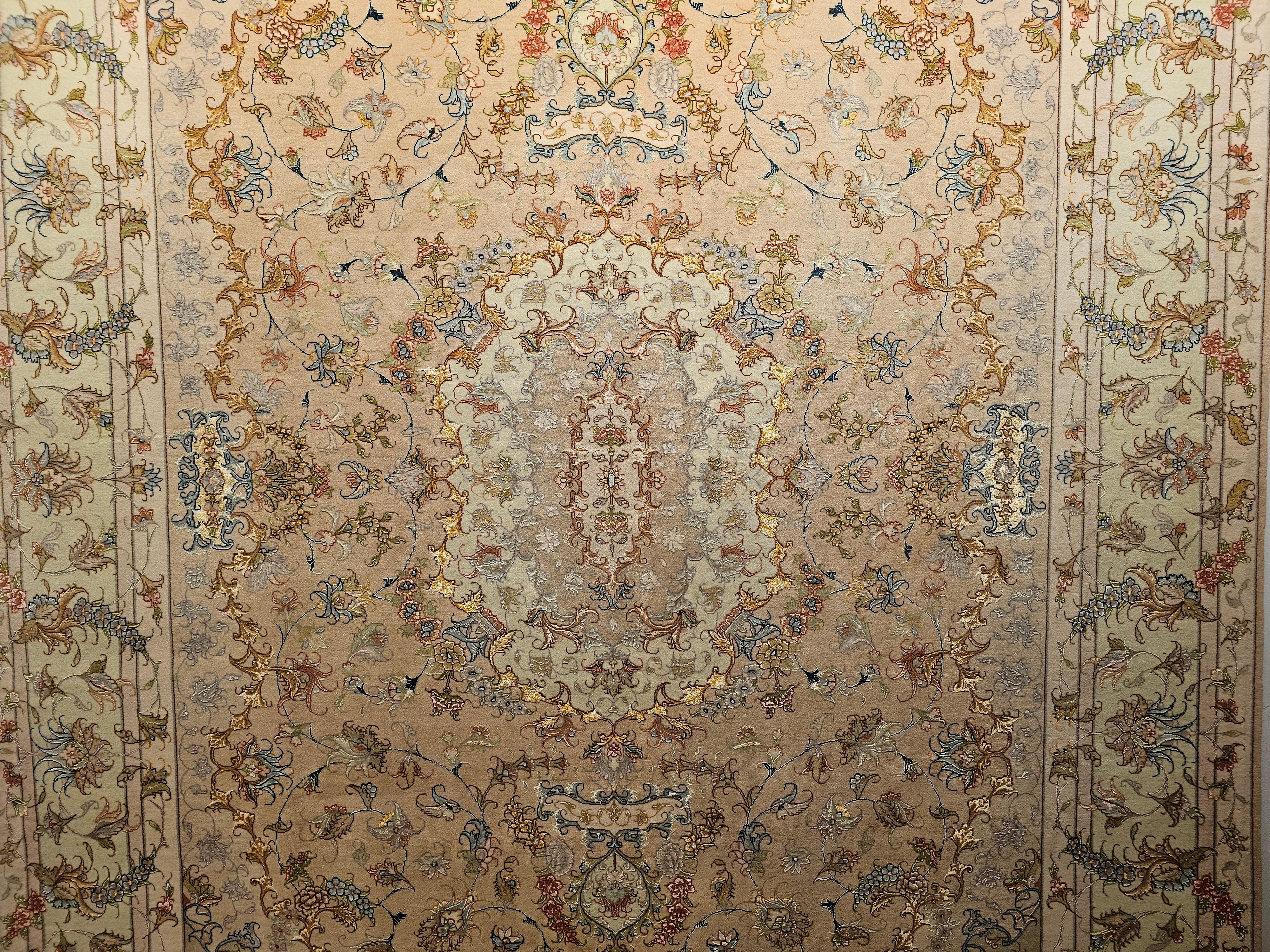 Persischer Täbris-Teppich in floralem Design mit Seidenakzenten in Taupe, Blassgrün (Handgewebt) im Angebot