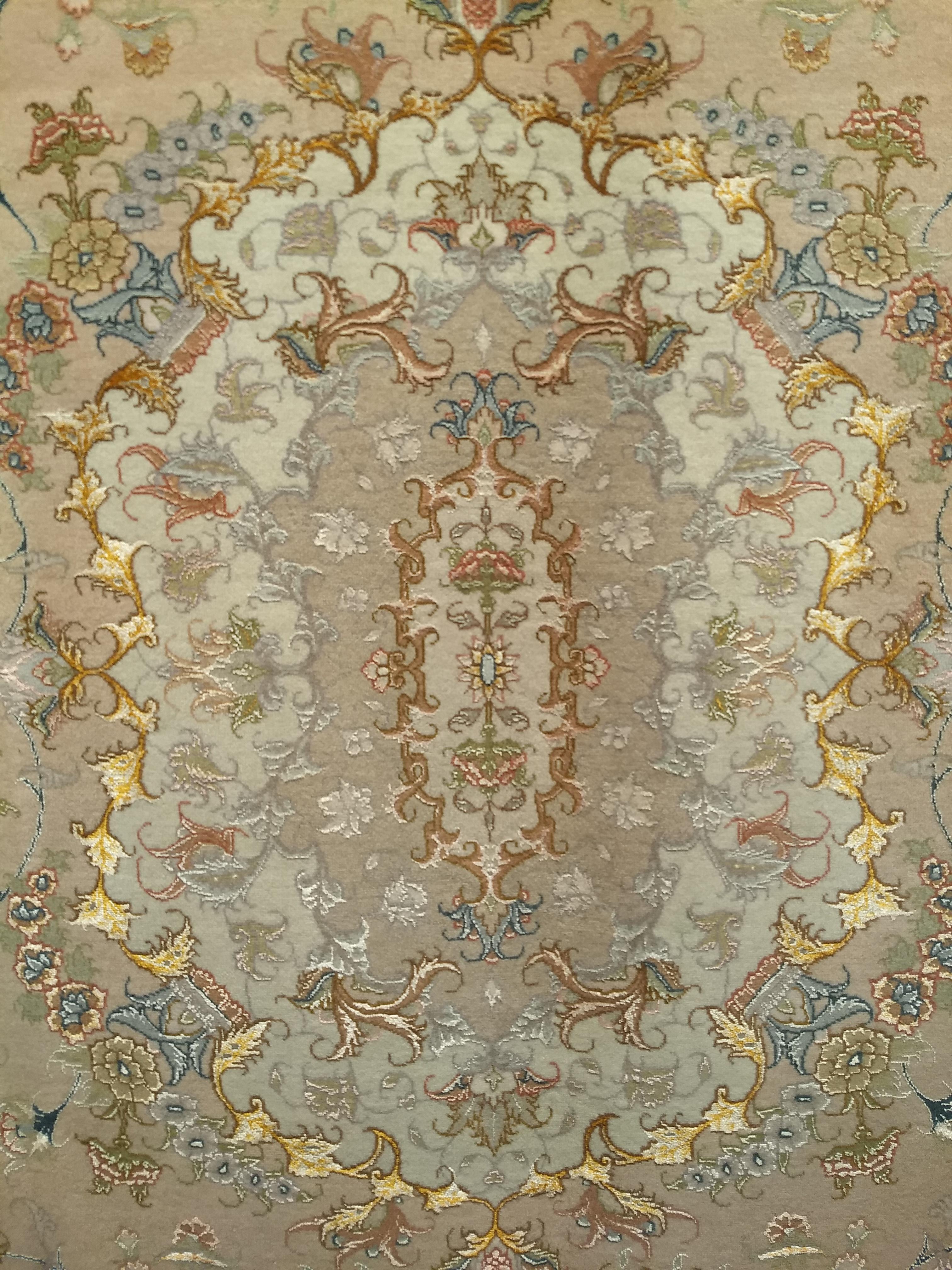 Persischer Täbris-Teppich in floralem Design mit Seidenakzenten in Taupe, Blassgrün (Wolle) im Angebot