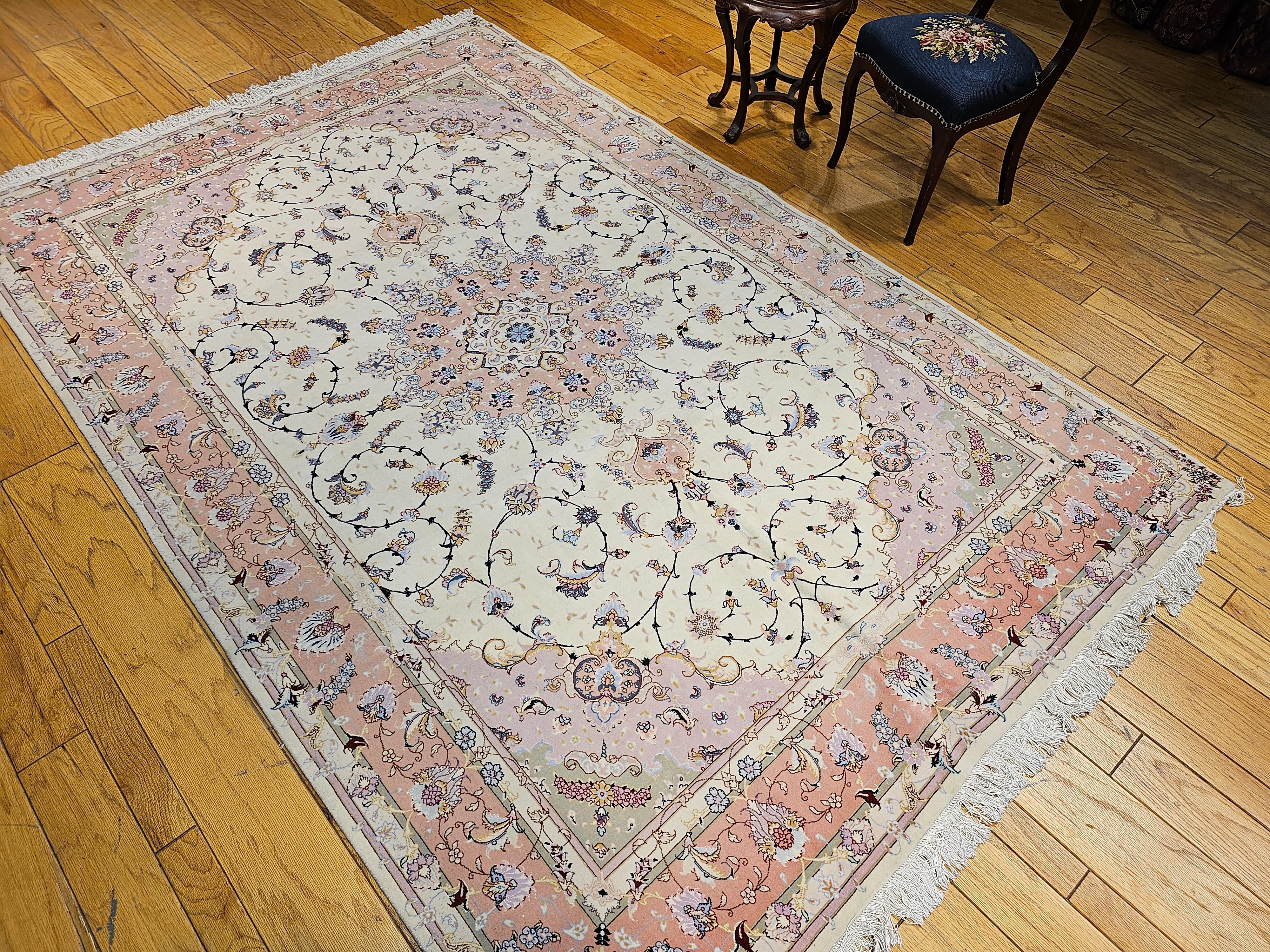 Tapis persan Tabriz à motif floral en ivoire, rose pâle, vert, bleu en vente 4