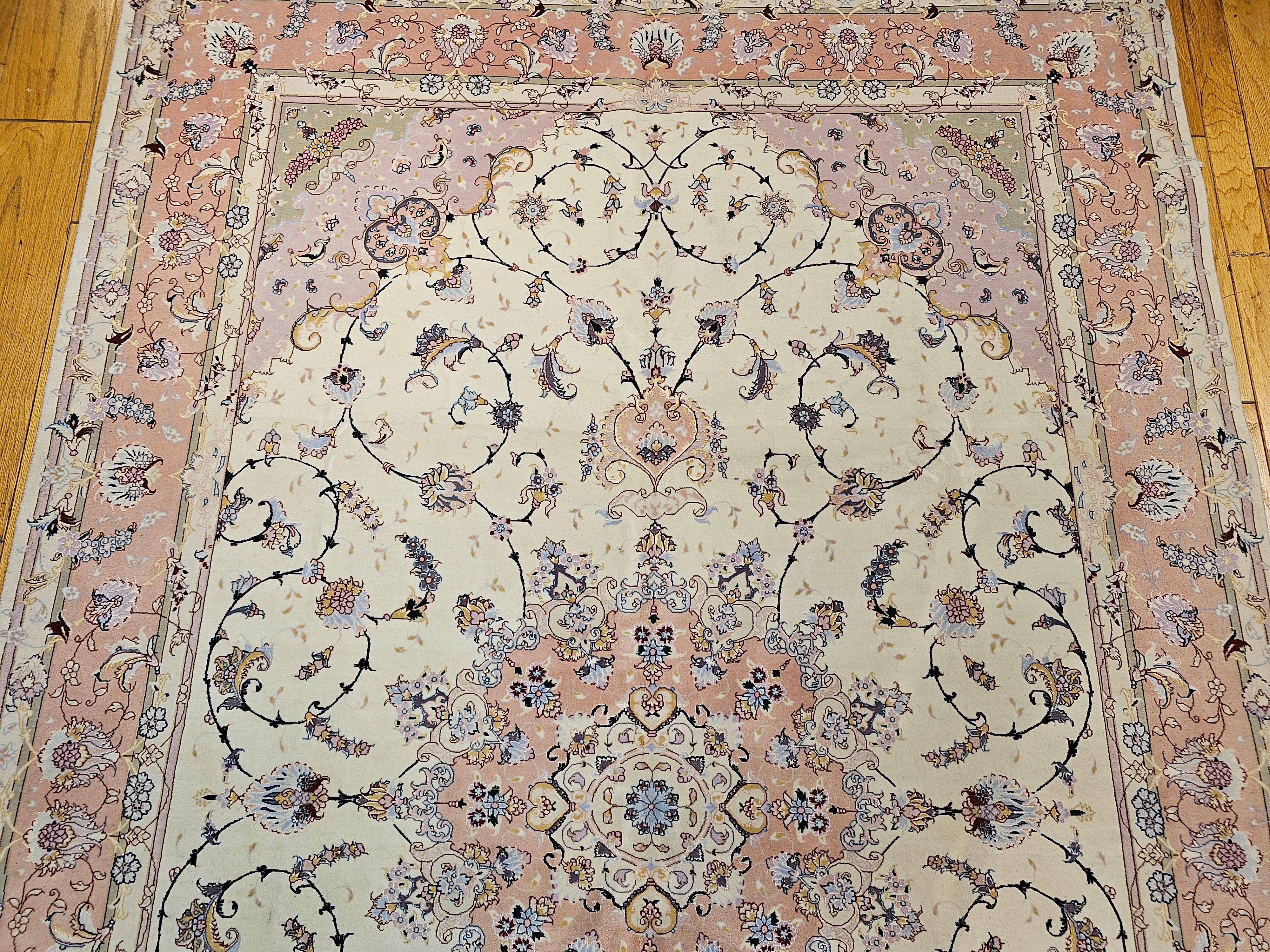 Perse Tapis persan Tabriz à motif floral en ivoire, rose pâle, vert, bleu en vente