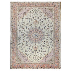 Tabriz persan à motif floral en ivoire, rose pâle, vert, bleu pâle, rouge