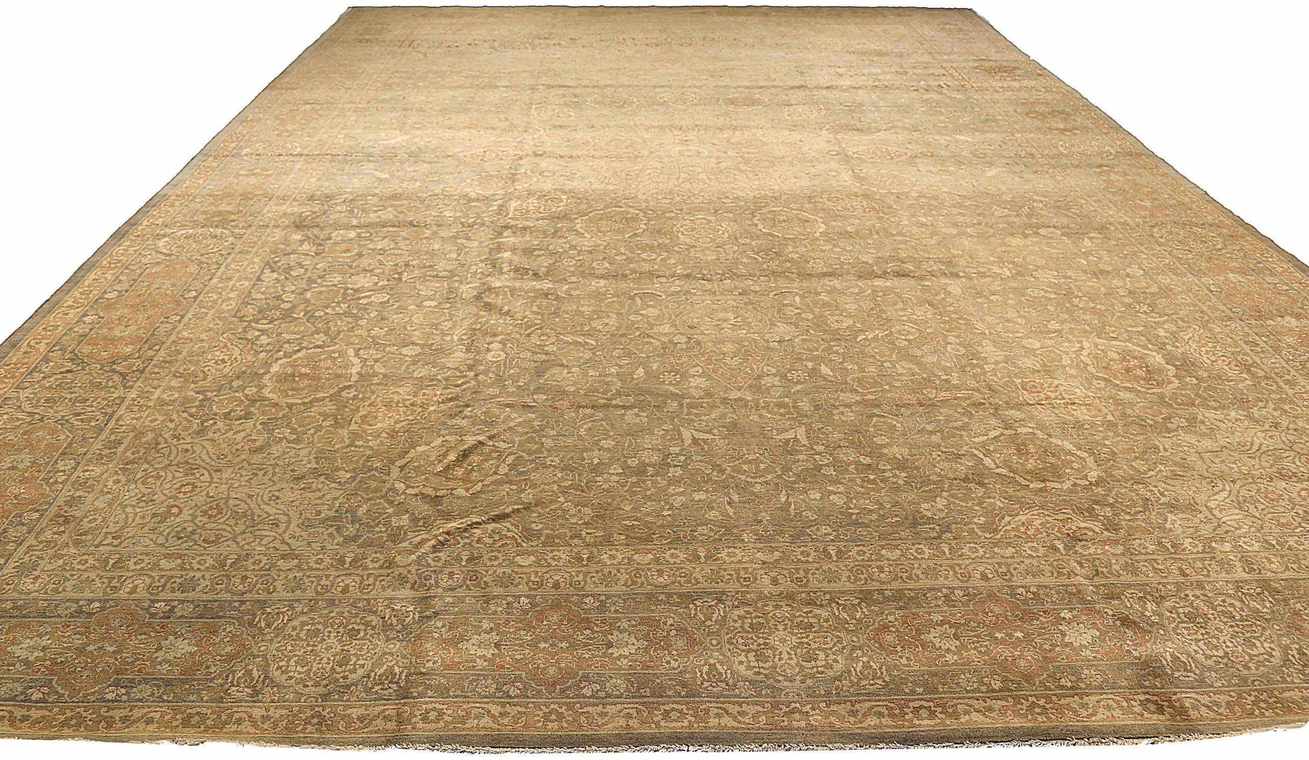 Découvrez l'élégance du tapis persan Tabriz de Circa 1880. Conçu avec de la laine et du bleuIvoireRougeTaupe, ce design exclusif est parfait pour mettre en valeur votre espace.
