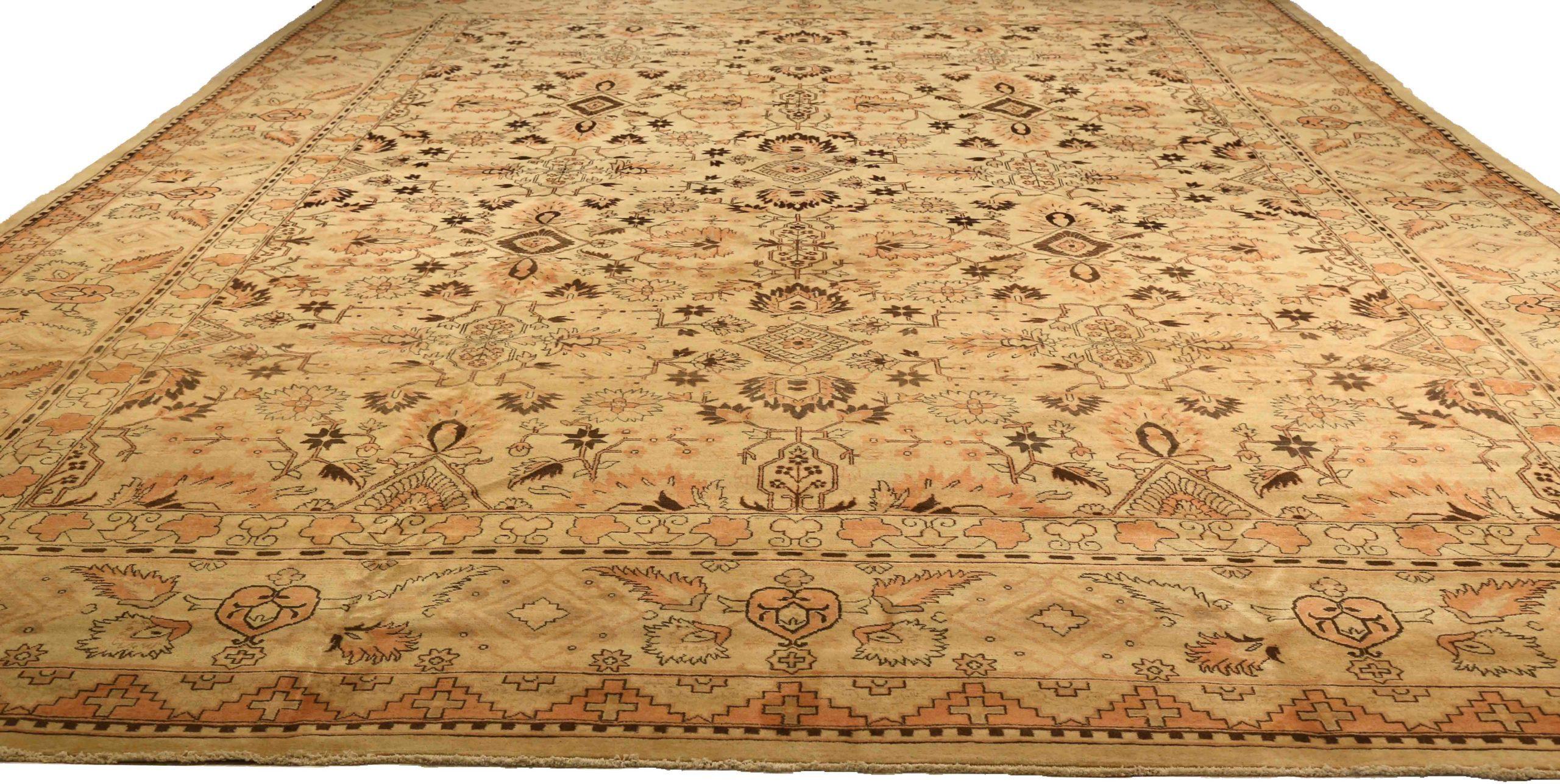 Entdecken Sie die Eleganz des persischen Tabriz mit dem Over-Size-Teppich von circa 1880. Dieses exklusive Design aus Wolle und Braun-Elfenbein-Rosa ist perfekt, um Ihren Raum zu verschönern.