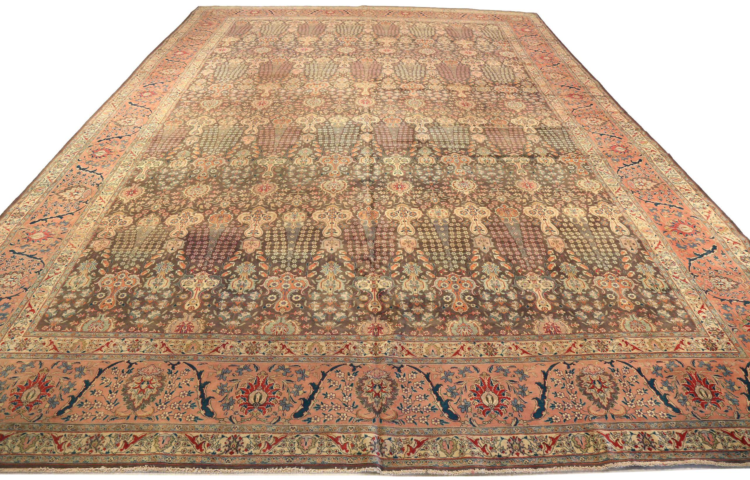 Entdecken Sie die Eleganz des persischen Tabriz mit dem Over-Size-Teppich von circa 1880. Dieses exklusive Design aus Wolle und Braun-Elfenbein-Rosa ist perfekt, um Ihren Raum zu verschönern.