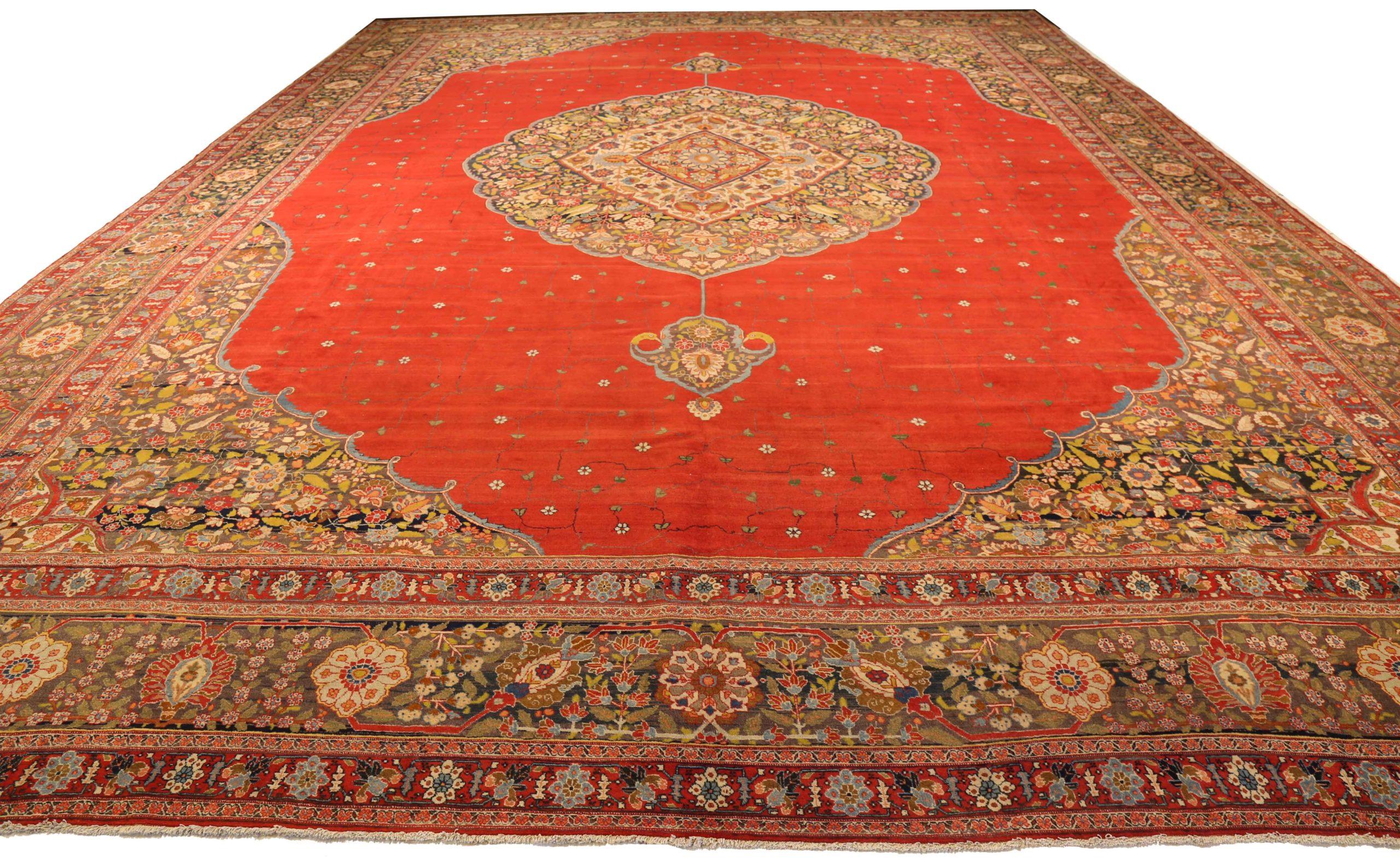 Scopri l'eleganza del tappeto persiano Tabriz Over Size del 1880. Progettato con lana e verde-blu-rosso, questo design esclusivo è perfetto per valorizzare il tuo spazio.