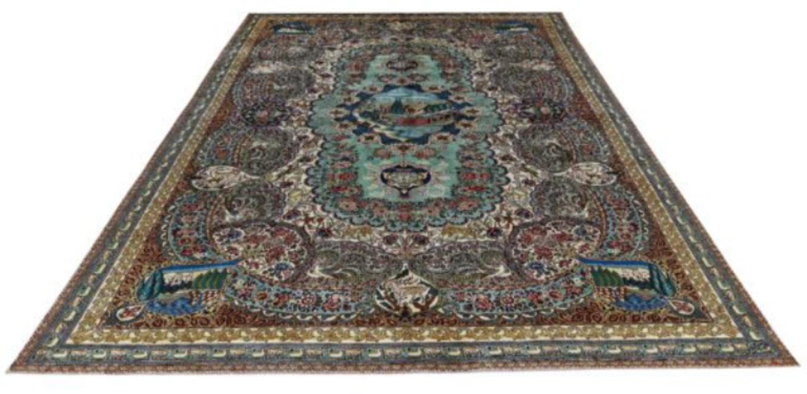 Scopri l'eleganza del tappeto persiano Tabriz Over Size del 1910. Progettato con lana e blu-verde-avorio-rosso, questo design esclusivo è perfetto per valorizzare il tuo spazio.