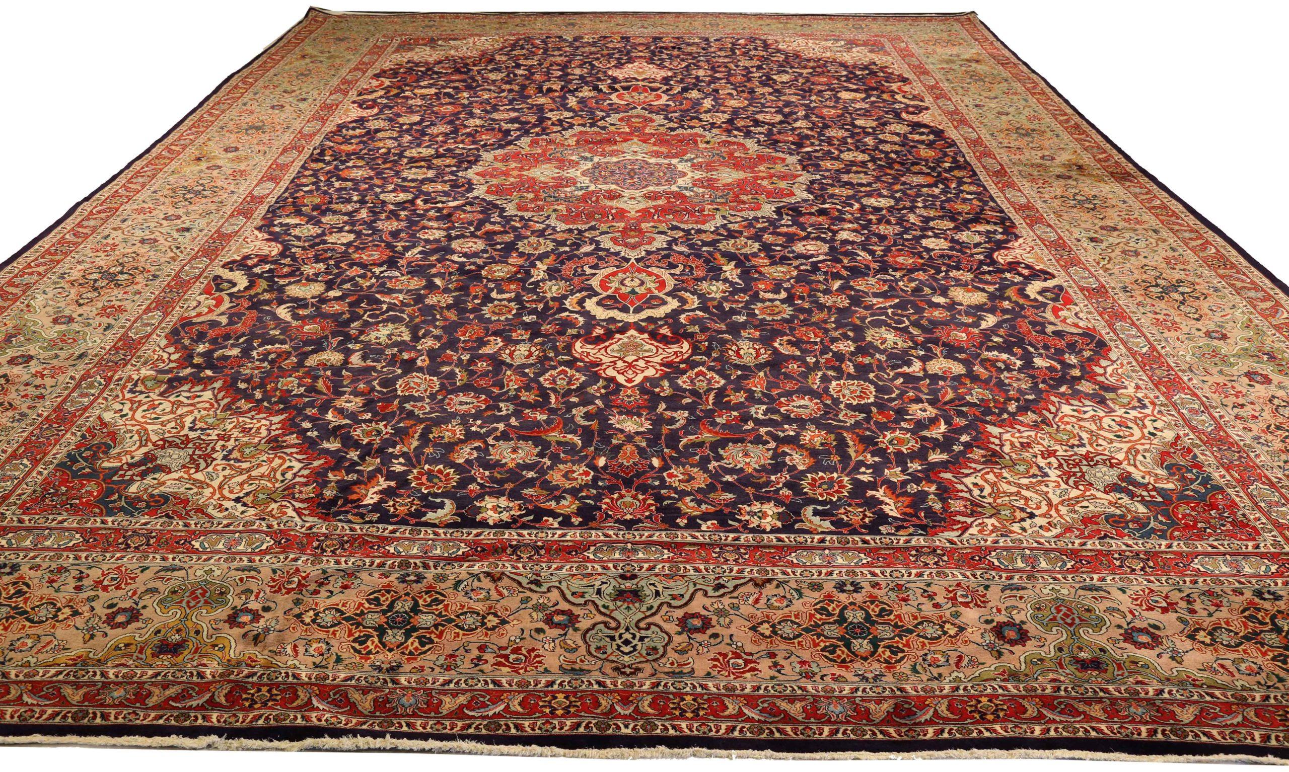 Scopri l'eleganza del tappeto persiano Tabriz Over Size del 1910. Progettato con lana e avorio e blu-rosso, questo design esclusivo è perfetto per valorizzare il tuo spazio.
