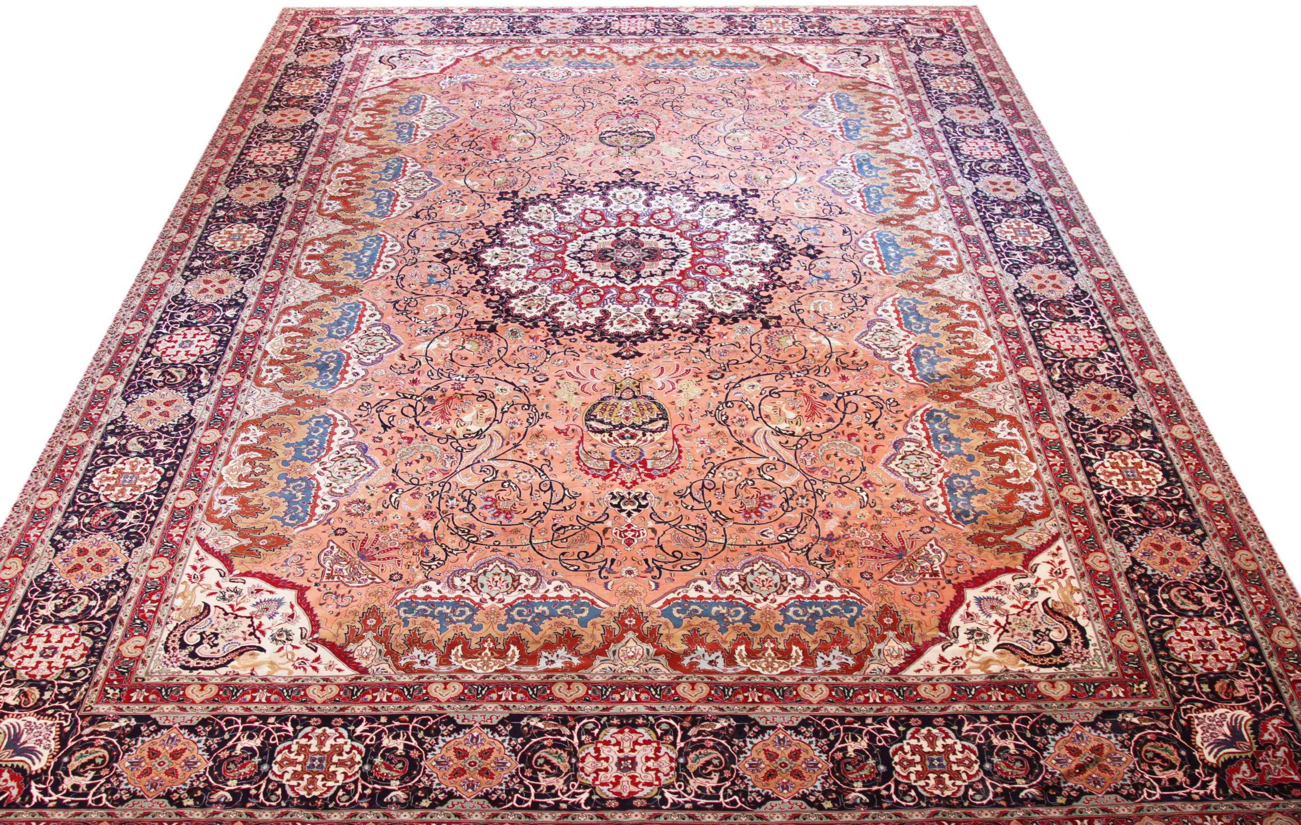 Découvrez l'élégance du tapis persan Tabriz de Circa 1940. Conçu avec de la laine et du BlueIvoryPink, ce design exclusif est parfait pour mettre en valeur votre espace.
