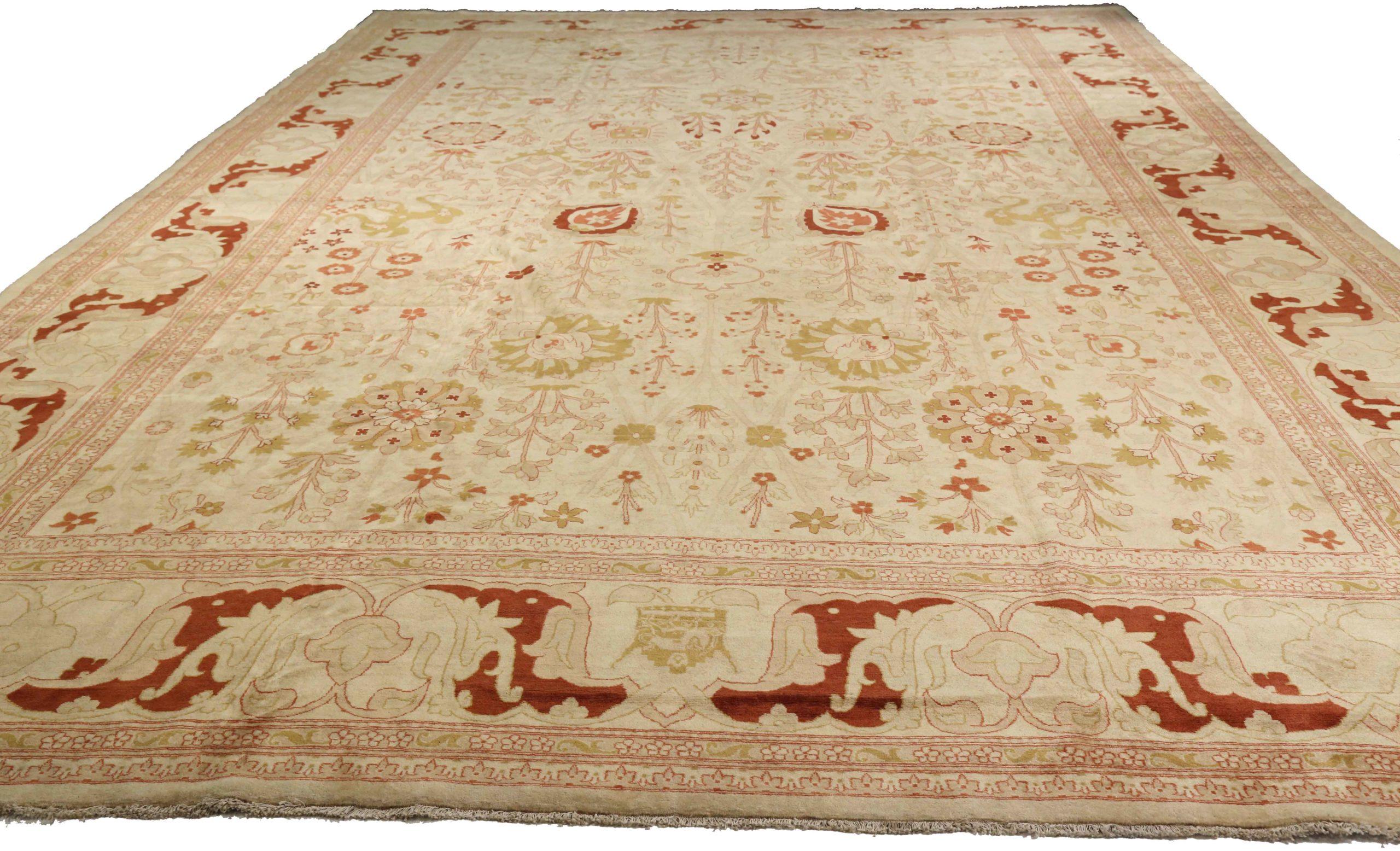 Entdecken Sie die Eleganz des persischen Tabriz mit dem Over-Size-Teppich von circa 1940. Dieses exklusive Design aus Wolle und GreenIvoryRed ist perfekt, um Ihren Raum zu verschönern.