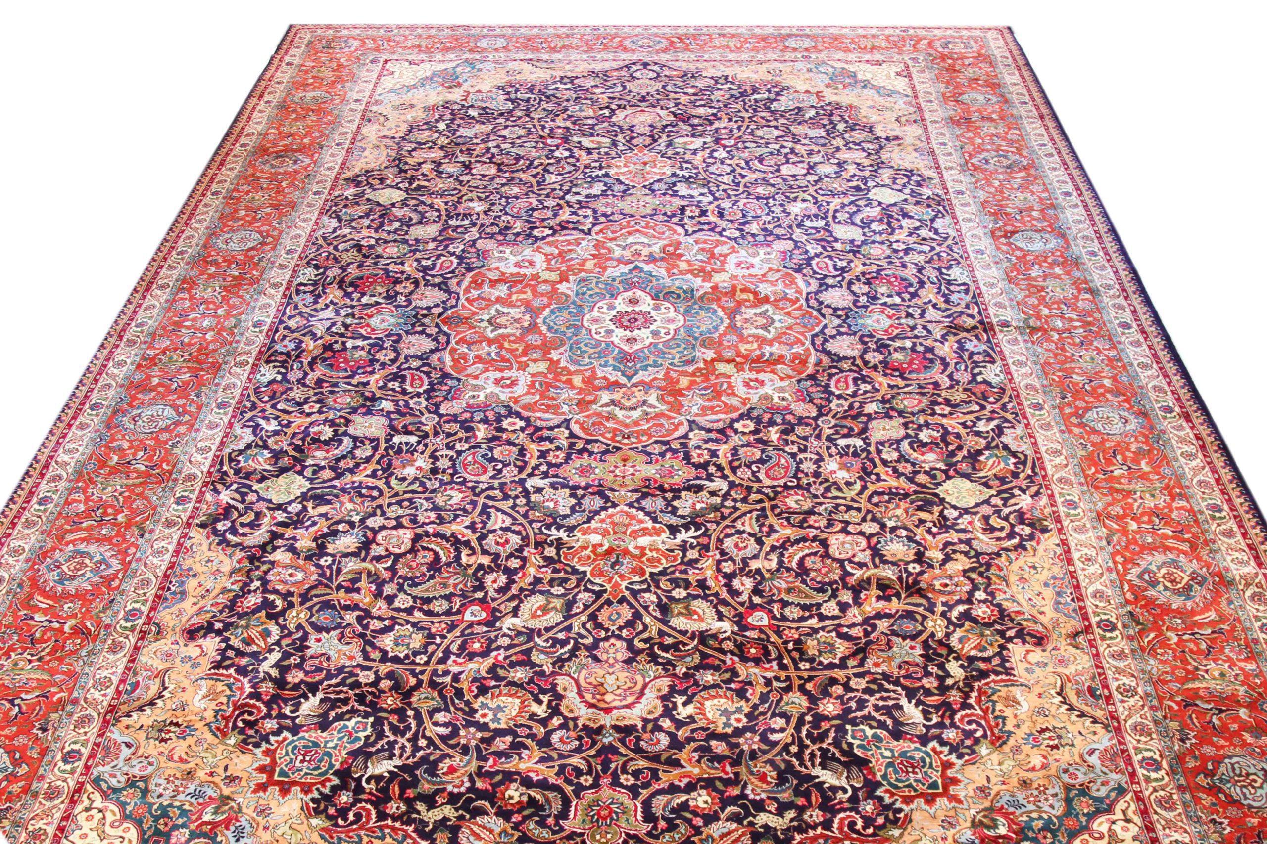 Scopri l'eleganza del tappeto persiano Tabriz Over Size Rug del 1940. Progettato con lana e blu navy-rosa, questo design esclusivo è perfetto per valorizzare il tuo spazio.