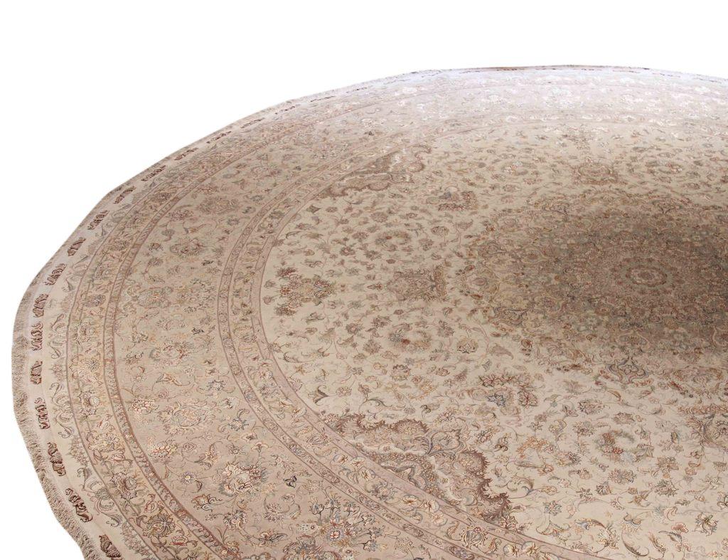 Entdecken Sie die Eleganz des persischen Tabriz mit dem Over-Size-Teppich von circa 1990. Dieses exklusive Design aus Wolle und Braun-Elfenbein-Taupe ist perfekt, um Ihren Raum zu verschönern.